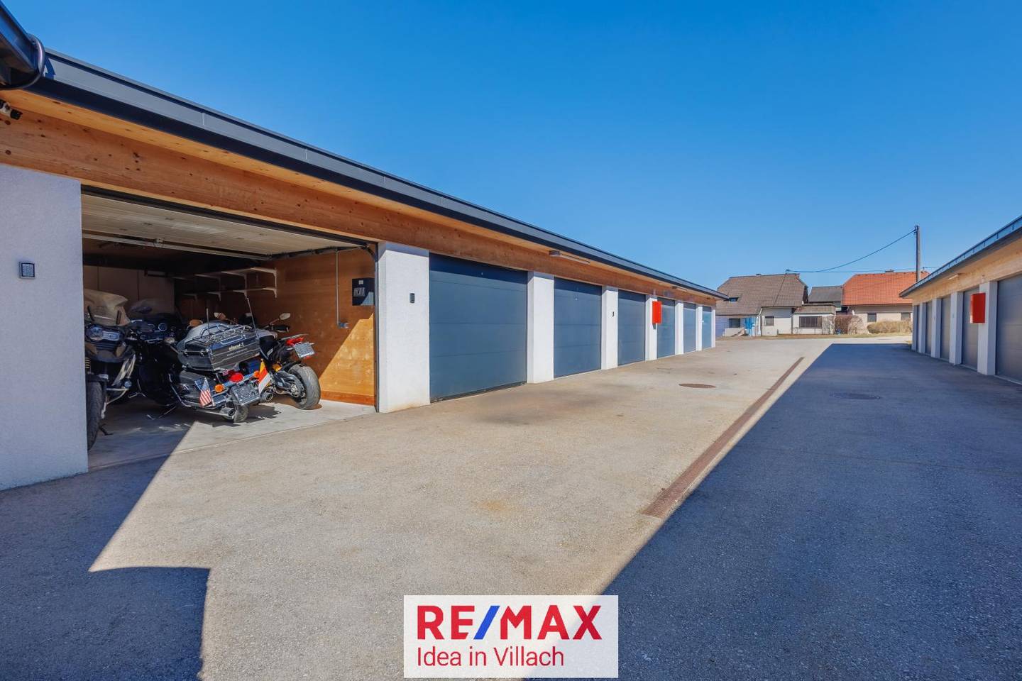 Garagenpark mit 12 KW Photovoltaikanlage