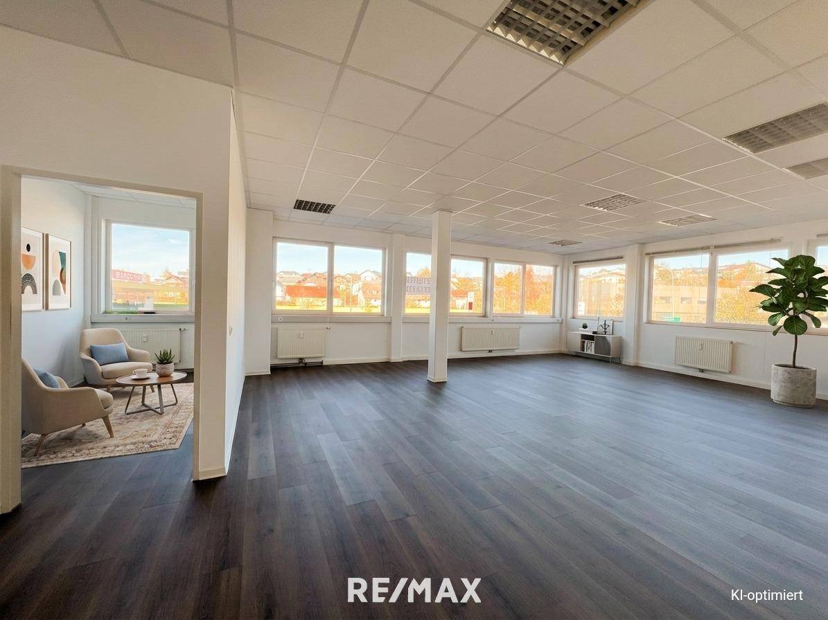 Loft apartment with spacious office space parking