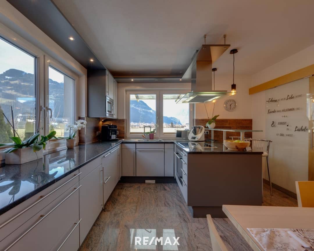 <b>Tolles top gepflegtes Mehrgenerationenhaus in traumhafter Aussichtslage am Eingang des Zillertals</b>


- absolute Sonnenlage
- unverbaubare Aussichtslage
- großzügiges Einfamilienwohnhaus mit separat zugänglicher Wohneinheit in der Gartenebene
- hochwertige Materialien in der Bauausführung und Ausstattung
- gute und praktische Grundrissplanung
- Haustechnik vorausschauend und energieoptimiert ausgeführt
- Kachelofen mit Solar und Holzbefeuerung, Zusatzherd in Küche
- top gepflegter Zustand
- viel Stauraum durch großzügige Keller- und Nebenflächen sowie Garage
- am Eingang des Zillertals

 <b>Objektbeschreibung </b>
Willkommen auf der Sonnenseite des Zillertals, wo Träume zu Hause sind! 
Hier erwartet Sie ein bezauberndes Einfamilienwohnhaus mit Einliegerwohnung in der Gartenebene/Untergeschoß, das nicht nur gepflegt und großzügig, sondern auch mit viel Liebe zum Detail ausgestattet ist.Das Herzstück dieses Anwesens ist die traumhafte, unverbaubare Aussichtslage mit Weitblick ins Grüne. Die großzügigen Fensterflächen durchfluten die Räume mit einem einladenden Licht und sorgen für angenehme Wohnatmosphäre. 
Das Haus ist mit hochwertigen Materialien ausgestattet und verfügt über eine ideale, großzügige Raumaufteilung für die gesamte Familie. 

Erfüllen Sie sich den Traum von einem Zuhause, das nicht nur mit seiner Sonnenlage begeistert, sondern auch mit einer liebevollen Ausstattung, die Ihren Alltag erhellt. Lassen Sie sich von diesem einzigartigen Angebot verzaubern – Ihr neues Zuhause wartet darauf, von Ihnen entdeckt zu werden!

Für weitere Informationen bzw. Besichtigungen stehen wir Ihnen jederzeit gerne zur Verfügung. Wir bitten um Ihr Verständnis, dass wir Unterlagen nur mit Angabe Ihrer vollständigen Kontaktdaten vornehmen, da wir dem Abgeber gegenüber nachweisverpflichtet sind.

Alle Angaben laut Abgeber - Irrtümer vorbehalten.

Nebenkosten Kaufvertrag:
3,5 % Grunderwerbsteuer
1,1 % Grundbuchseintragungsgebühr*
Kaufvertragserrichtung und Treuhandschaft lt. Tarifordnung des Vertragserrichters
Provision 3 % vom Kaufpreis zzgl. USt.

*Informieren Sie sich bei mir gerne über die aktuell gültigen Erleichterungen bei Wohnraumschaffung für den Eigenbedarf!

Dieses Angebot ist unverbindlich, freibleibend, Zwischenverwertung vorbehalten.

WEITERE UNTERLAGEN ERHALTEN SIE AUF ANFRAGE PER E-MAIL.Angaben gemäß gesetzlichem Erfordernis:
Heizwärmebedarf:81.8 kWh/(m²a)Klasse Heizwärmebedarf:CFaktor Gesamtenergieeffizienz:0.93Klasse Faktor Gesamtenergieeffizienz:B<br />