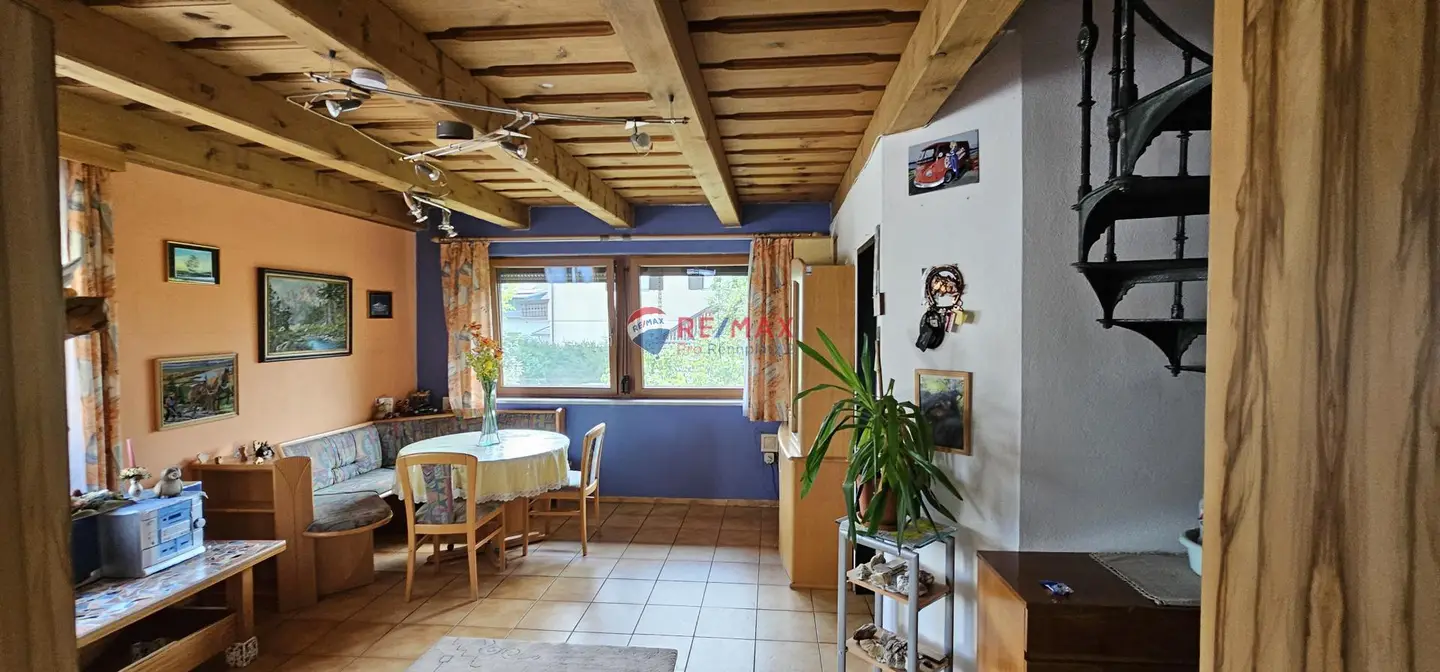 Anlegerwohnung in a well maintained building with garage
