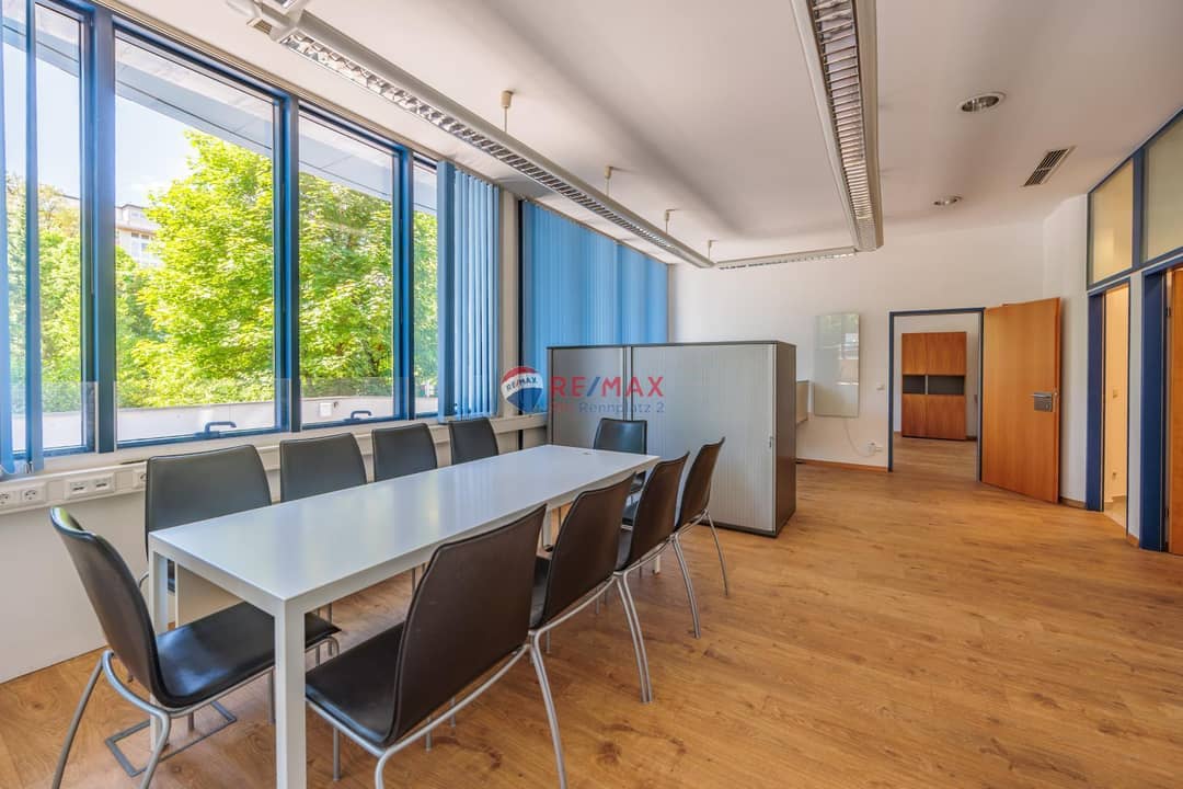 In einem architektonisch eindrucksvollen Gebäude im Zentrum erwarten Sie elegante und großzügige Büroflächen mit vielfältigen Nutzungsmöglichkeiten. Die Einheit umfasst ein modernes Großraumbüro und zwei separat abgetrennte Büroräume – ideal für konzentriertes Arbeiten und repräsentative Meetings.

Die Büroaufteilung kann flexibel nach Ihren Bedürfnissen gestaltet werden. Auf Wunsch stehen stilvolle Büromöbel zur Mitmiete bereit.
Auch Teilflächen können angemietet werden!

Ein besonderes Highlight: Ein kleiner Festsaal für Veranstaltungen mit bis zu 40 Personen kann auch als Büroraum genützt werden - perfekt für Präsentationen, Seminare oder Firmenfeiern.

Der hochwertige Holzboden unterstreicht das elegante Ambiente. Die Flächen sind mit allen notwendigen EDV-Anschlüssen ausgestattet und kurzfristig bezogen werden. Eine voll ausgestattete Küche mit Aufenthaltsbereich sowie separate Sanitäranlagen sorgen für Komfort im Arbeitsalltag.

Perfekte Erreichbarkeit &amp; hohe Sichtbarkeit

Die zentrale Lage dieser Immobilie garantiert eine ausgezeichnete Sichtbarkeit sowie eine hohe Kundenfrequenz. Parkmöglichkeiten stehen sowohl direkt vor dem Gebäude als auch in der hauseigenen Tiefgarage zur Verfügung und können angemietet werden.

Diese exklusive Bürofläche ist die ideale Adresse für Unternehmen, die Wert auf ein professionelles Umfeld, langfristige Perspektiven und wirtschaftliches Handeln legen. 

Gerne stellen wir Ihnen weitere Informationen zur Verfügung. Kontaktieren Sie uns für ein persönliches Gespräch – wir begleiten Sie kompetent von der ersten Besichtigung bis zur Übergabe und stehen Ihnen auch darüber hinaus für Ihre Immobilienanliegen zur Verfügung.

Provision: 2 - 3 Bruttomonatsmieten, abhängig von der Dauer des Mietvertrages

Der Makler ist als Doppelmakler tätig
Es besteht ein wirtschaftliches Naheverhältnis

Kautionsvereinbarung nach Absprache 

Wir weisen darauf hin, dass zwischen dem Vermittler und dem zu vermittelnden Dritten ein familiäres oder wirtschaftliches Naheverhältnis besteht.

Der Vermittler ist als Doppelmakler tätig.Angaben gemäß gesetzlichem Erfordernis:
Miete                            €1620,24   zzgl 20% USt.Betriebskosten                    €540,08    zzgl 20% USt.Umsatzsteuer                      €432,07------------------------------------------------------------------Gesamtbetrag                      €2592,39------------------------------------------------------------------Heizwärmebedarf:77.0 kWh/(m²a)Klasse Heizwärmebedarf:CFaktor Gesamtenergieeffizienz:1.17Klasse Faktor Gesamtenergieeffizienz:C<br />