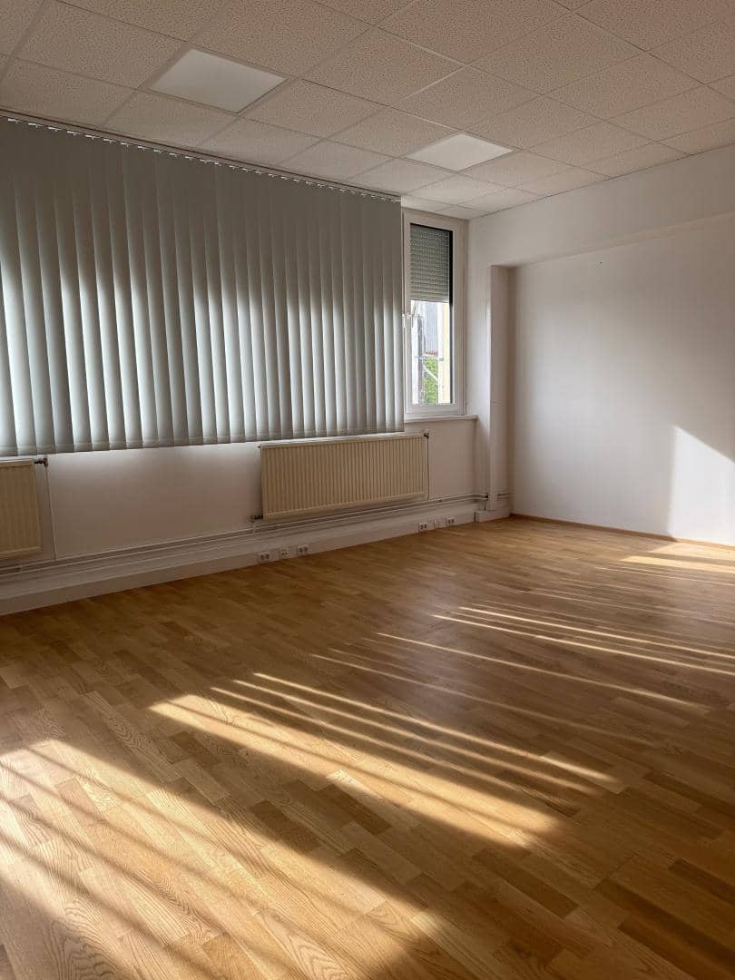 ca. 295 m² Büroflächen mit 24 m² Kleinlager Nähe U6 zu mieten