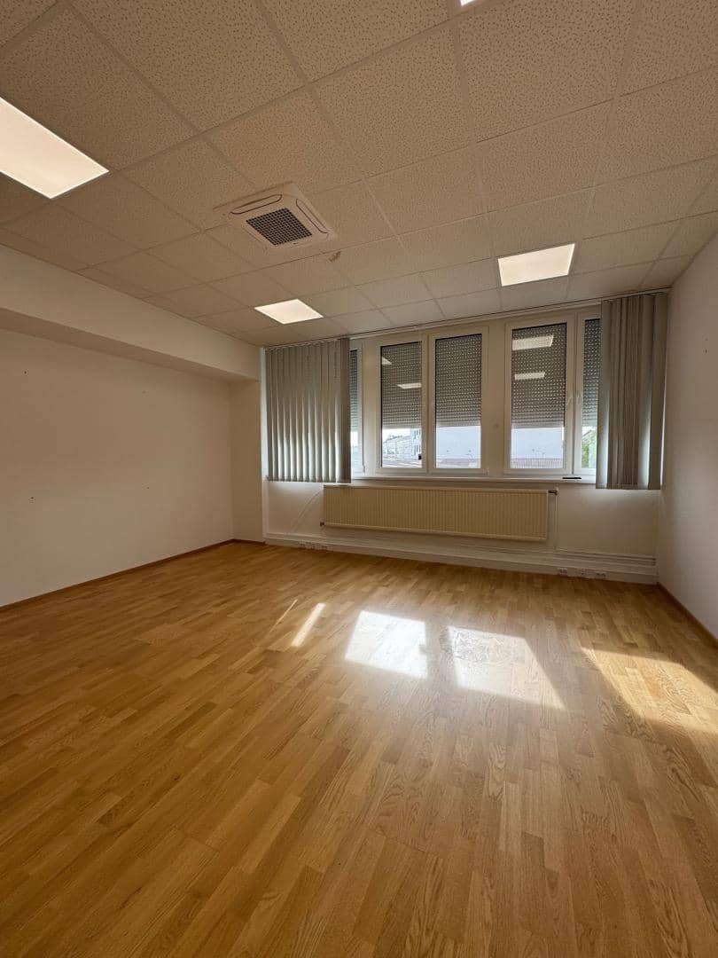 ca. 295 m² Büroflächen mit 24 m² Kleinlager Nähe U6 zu mieten