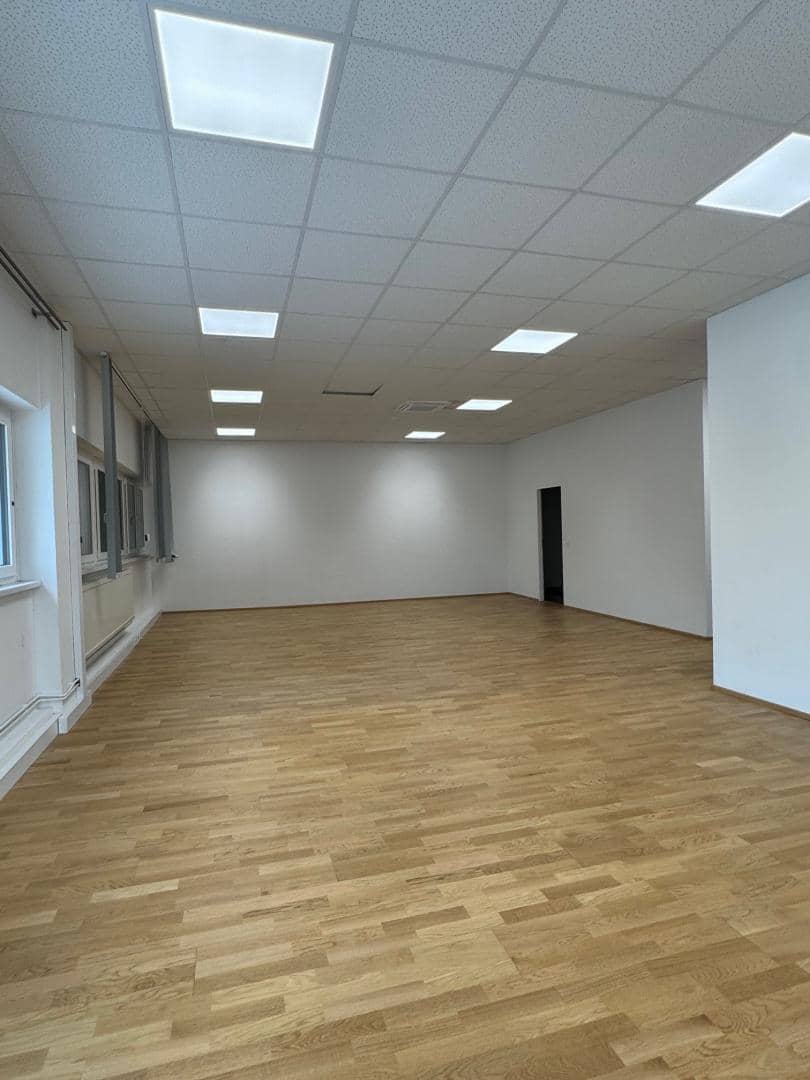 ca. 295 m² Büroflächen mit 24 m² Kleinlager Nähe U6 zu mieten