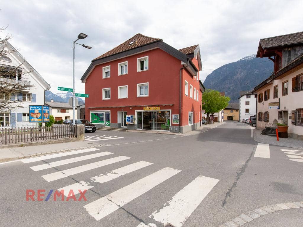 Einfamilienhaus in Bürs mit Renditeobjekt, 8 Wohnungen & Gewerbe