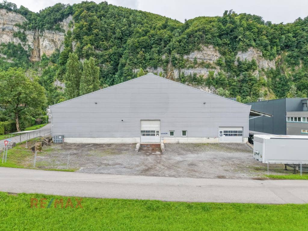 Große Gewerbehalle mit 1.671 m² Nutzfläche in Hohenems nahe Dornbirn