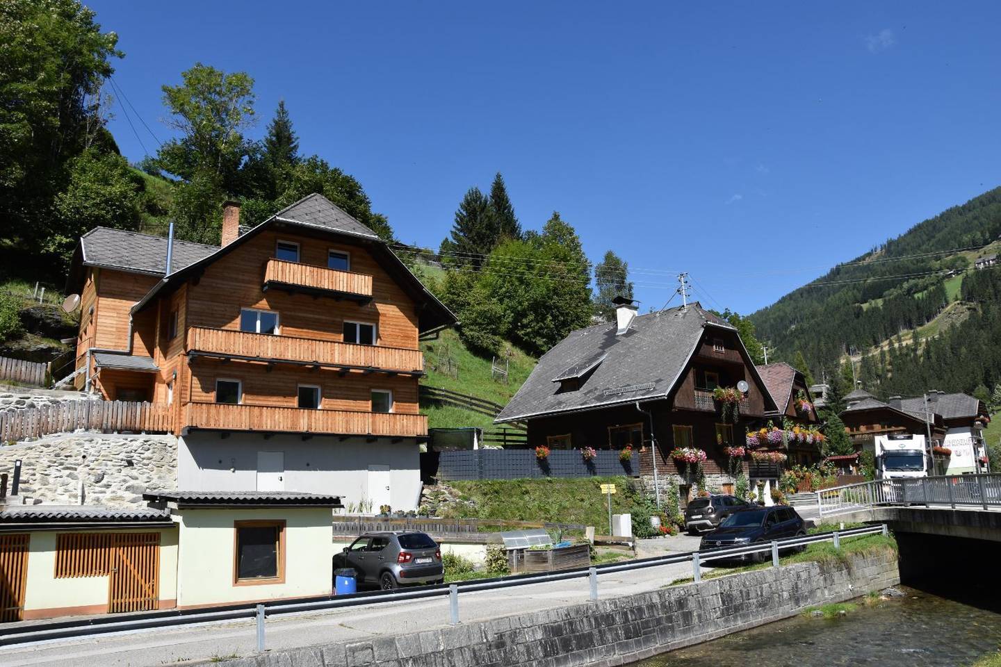 Mehrfamilienhaus in Ebene Reichenau: kernsaniert, 176 m² Nutzfläche