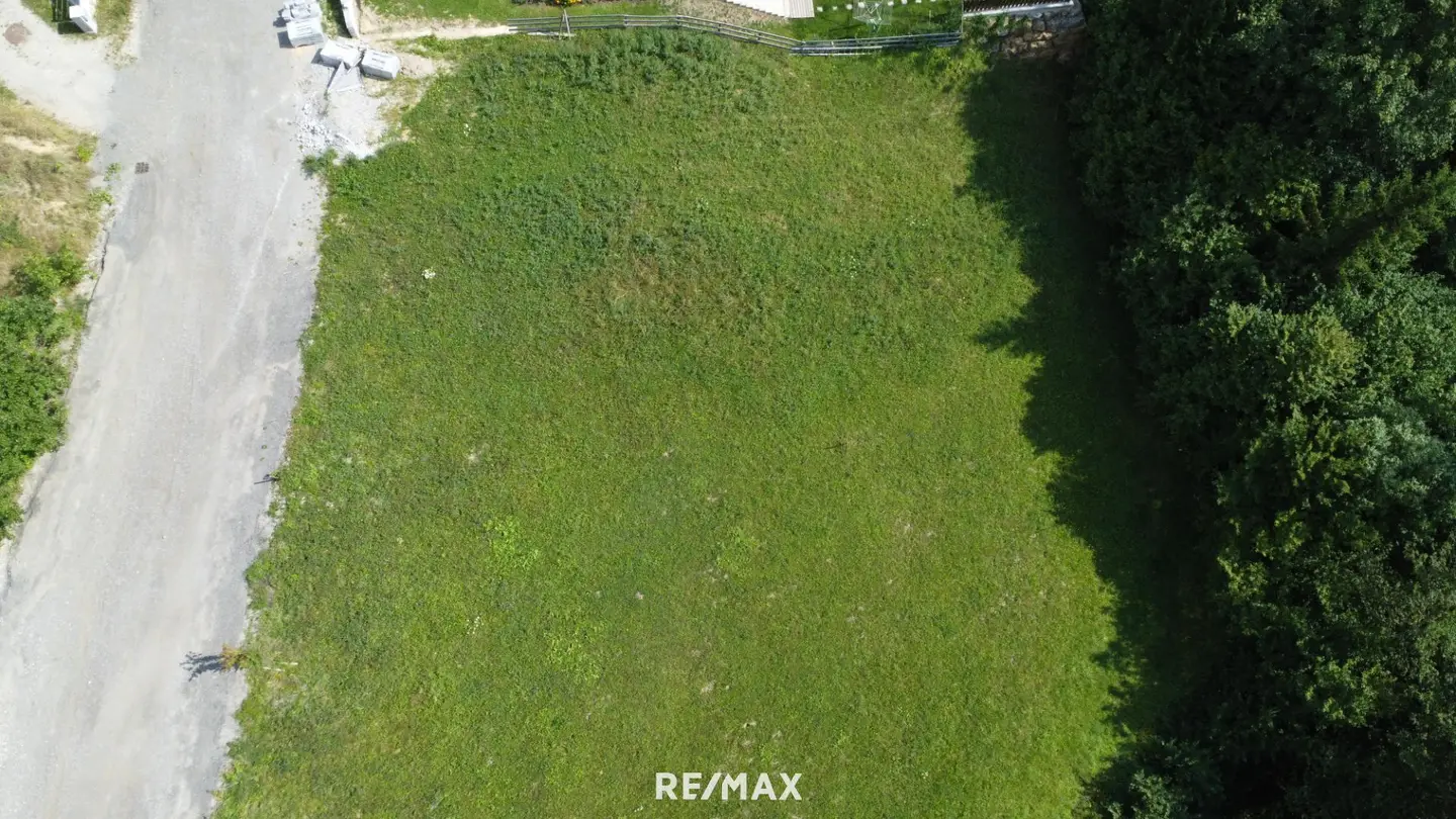 Günstiges Baugrundstück in Loich – 651 m², Hanglage, provisionsfrei