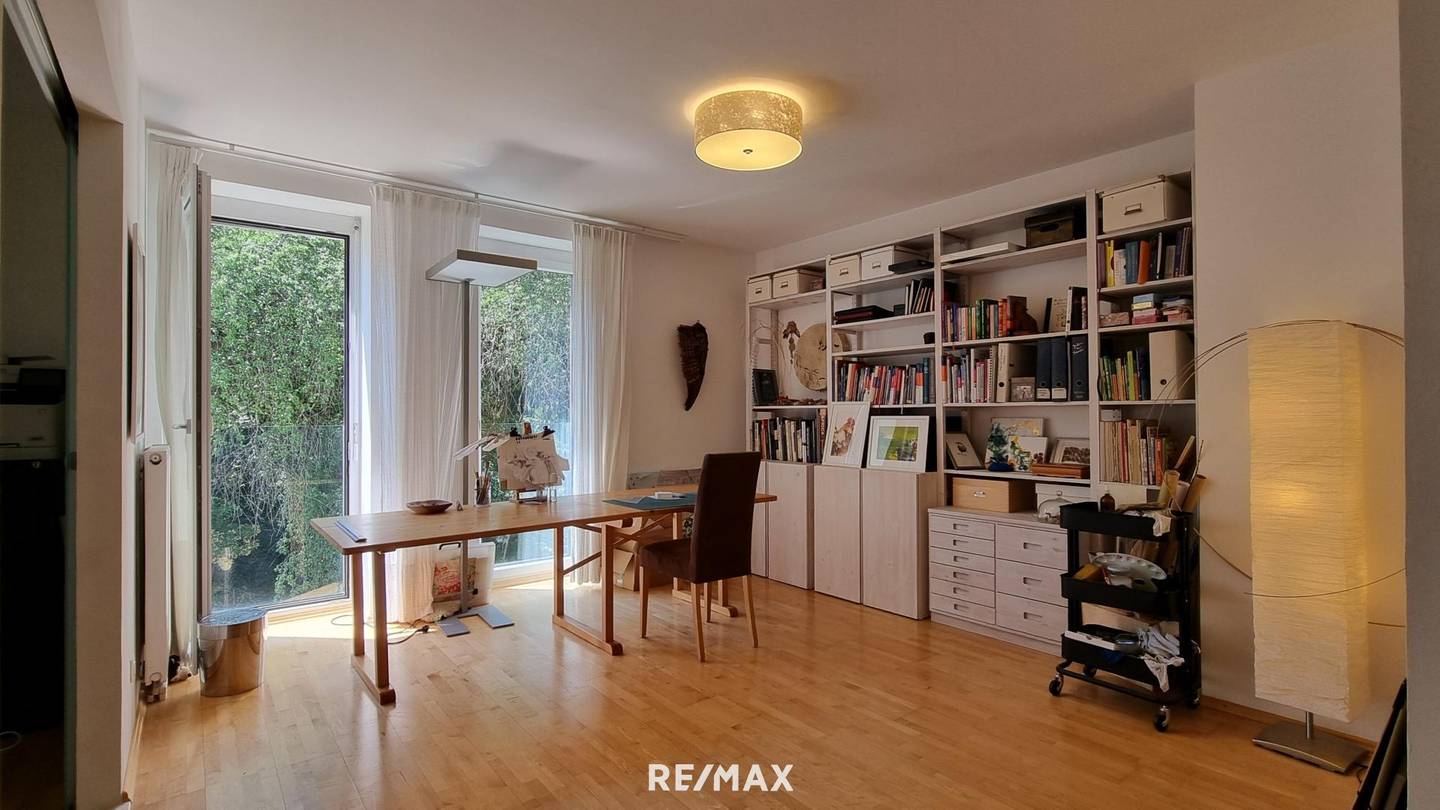 Wohnung Goldene Stiege mit zwei Balkonen Garage