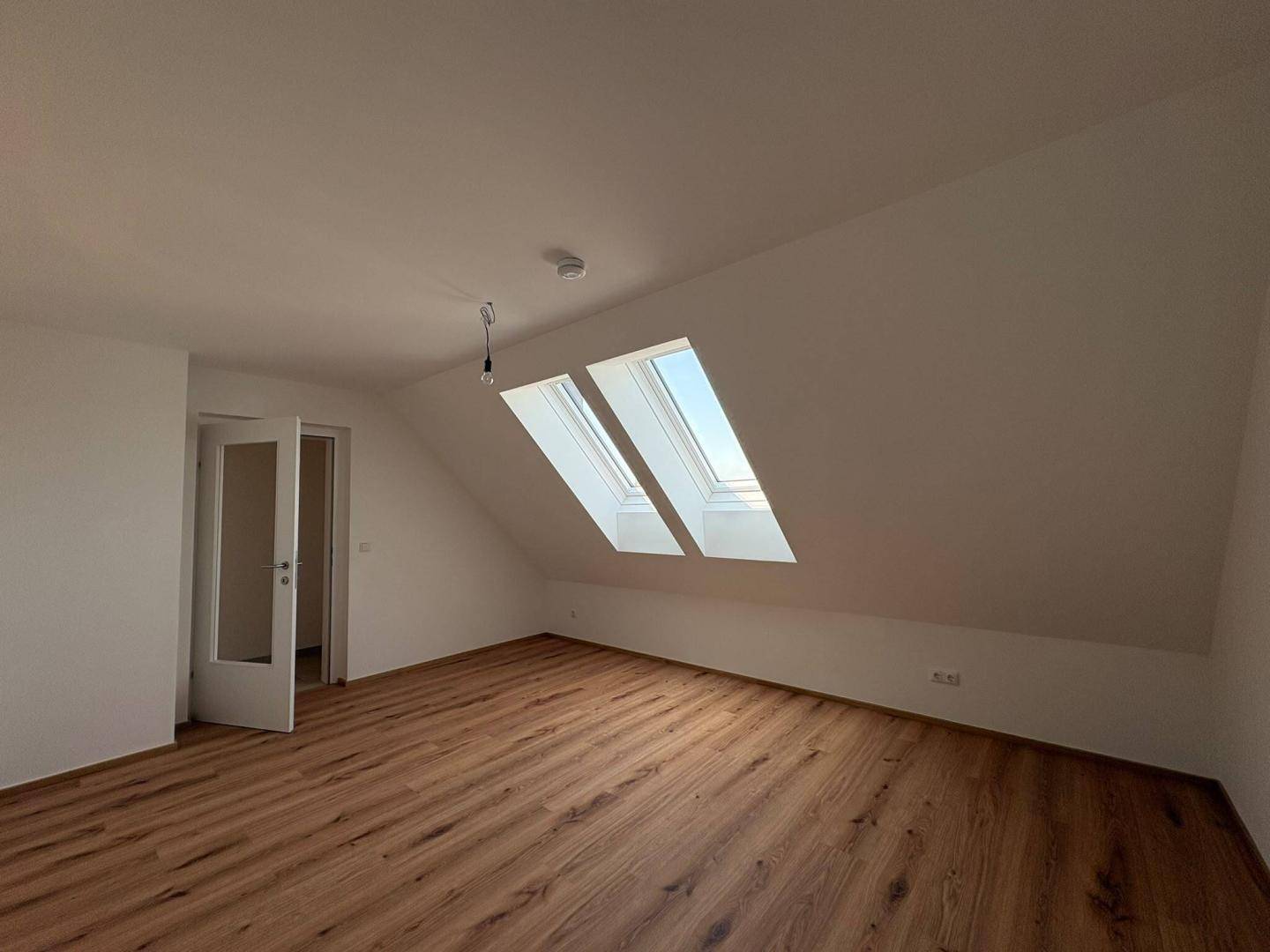 Kernsanierte Dachgeschosswohnung mit 74 m² in Oberweis zu mieten!