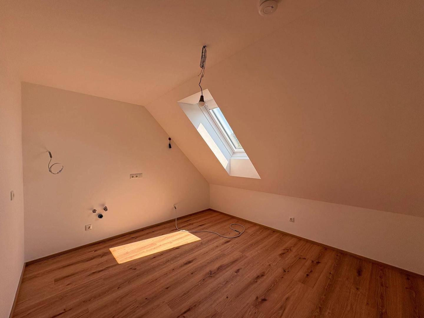 Kernsanierte Dachgeschosswohnung mit 74 m² in Oberweis zu mieten!