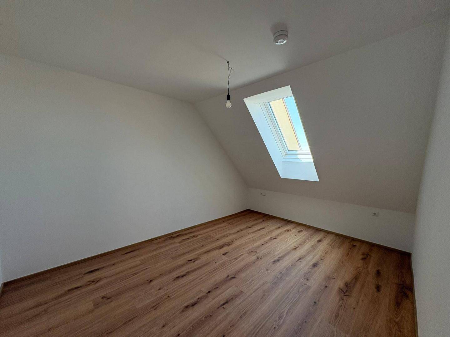 Kernsanierte Dachgeschosswohnung mit 74 m² in Oberweis zu mieten!