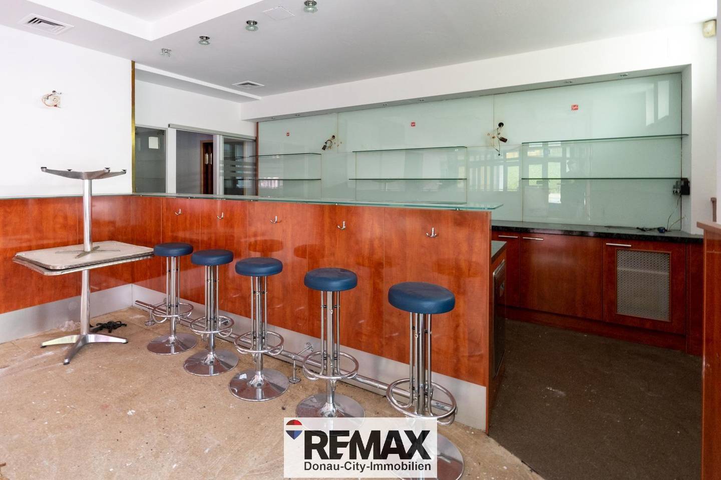 Apartment with potential in a busy location