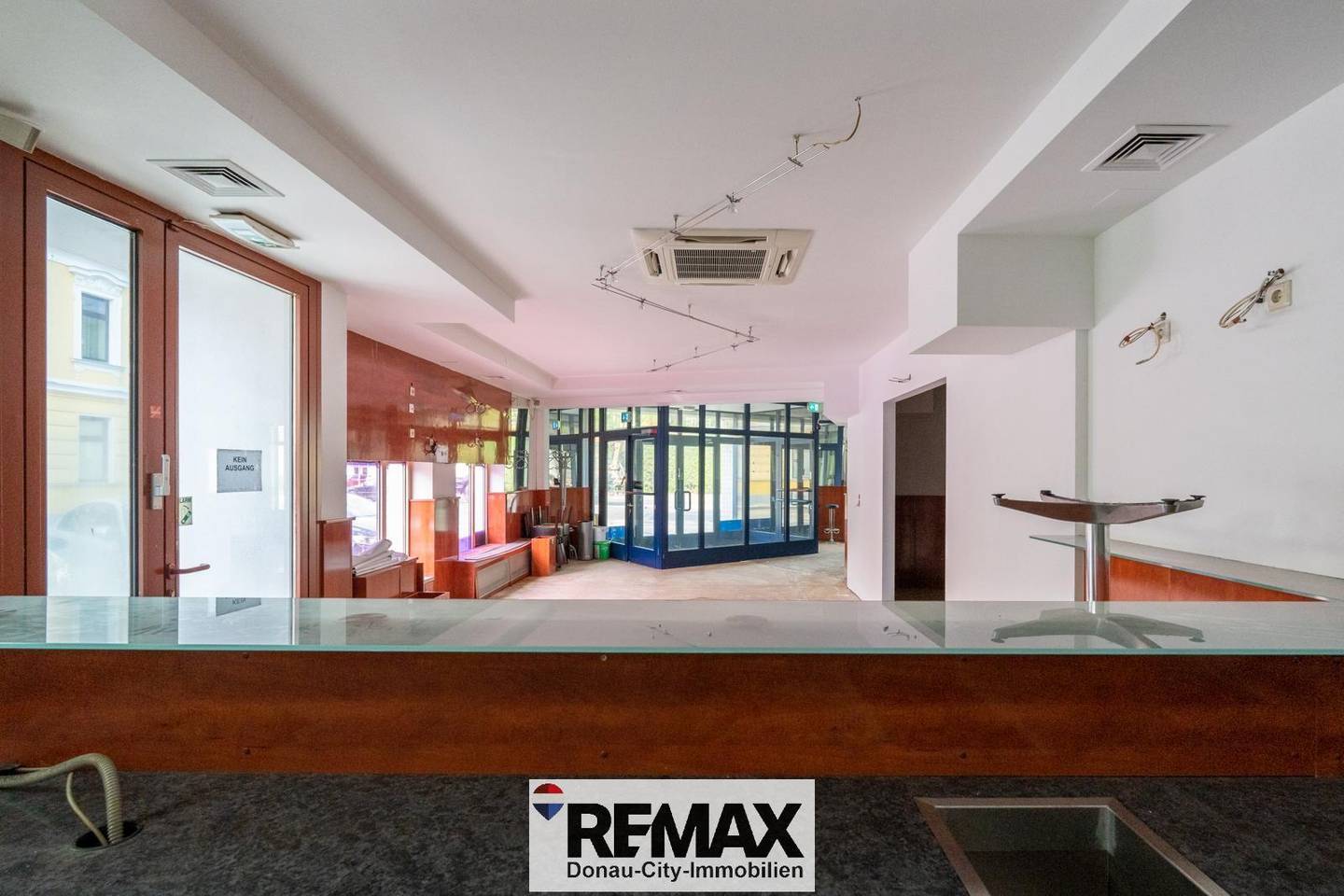 Apartment with potential in a busy location