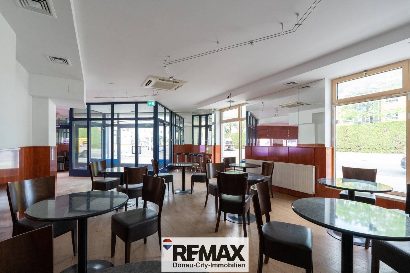 Apartment with potential in a busy location
