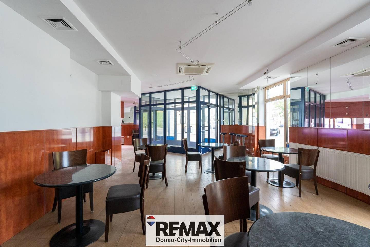 Apartment with potential in a busy location