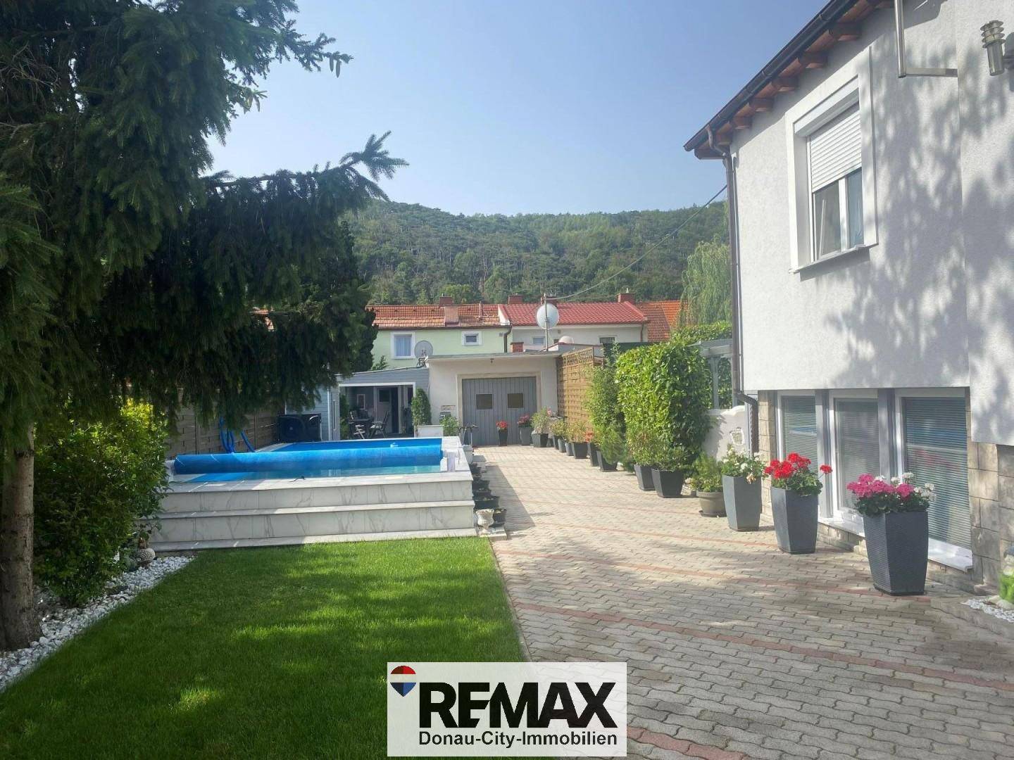 <b>"Ein-/Zweifamilienhaus, mit 2 Wohnungen (je 120m²) und Pool!"</b>