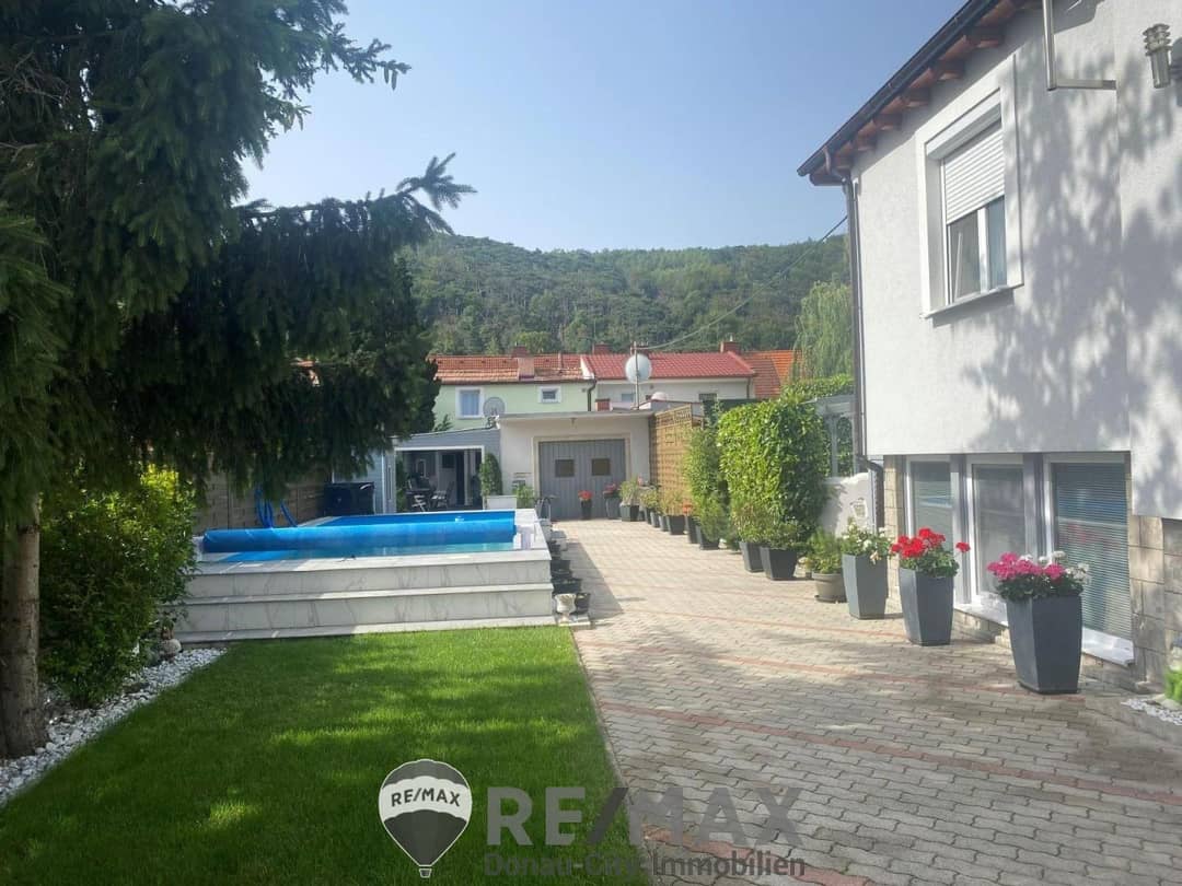 Mehrfamilienhaus in Berndorf, Stadtrand, 2 Wohnungen je 120 m² mit Pool