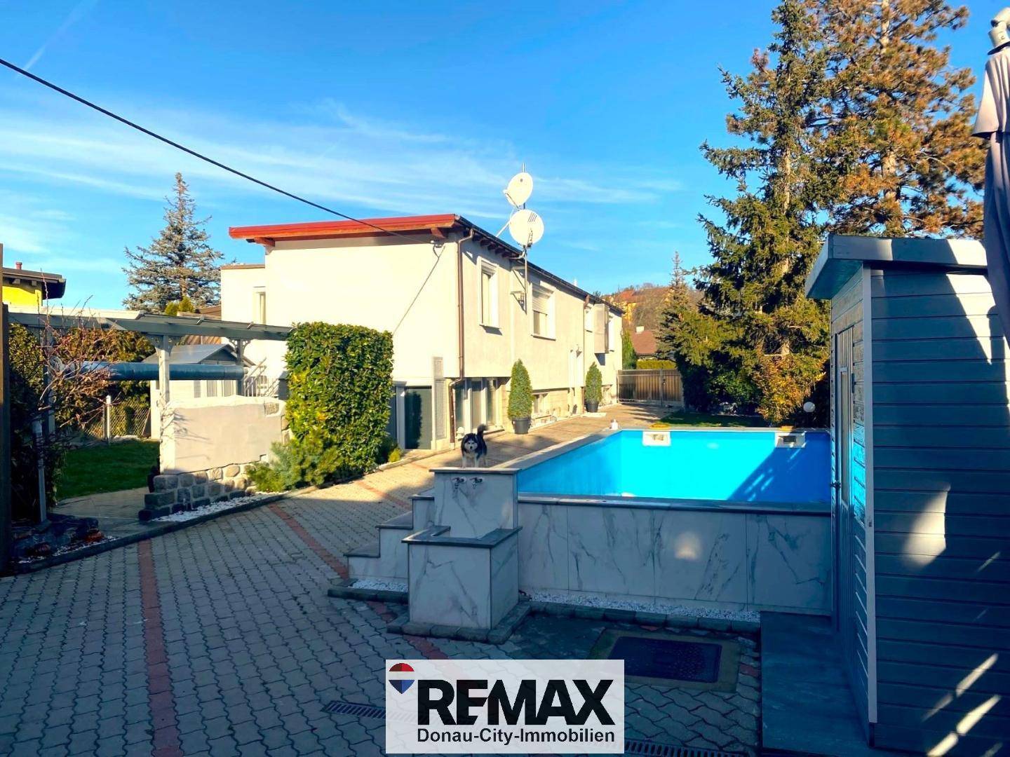 <b>"Ein-/Zweifamilienhaus, mit 2 Wohnungen (je 120m²) und Pool!"</b>