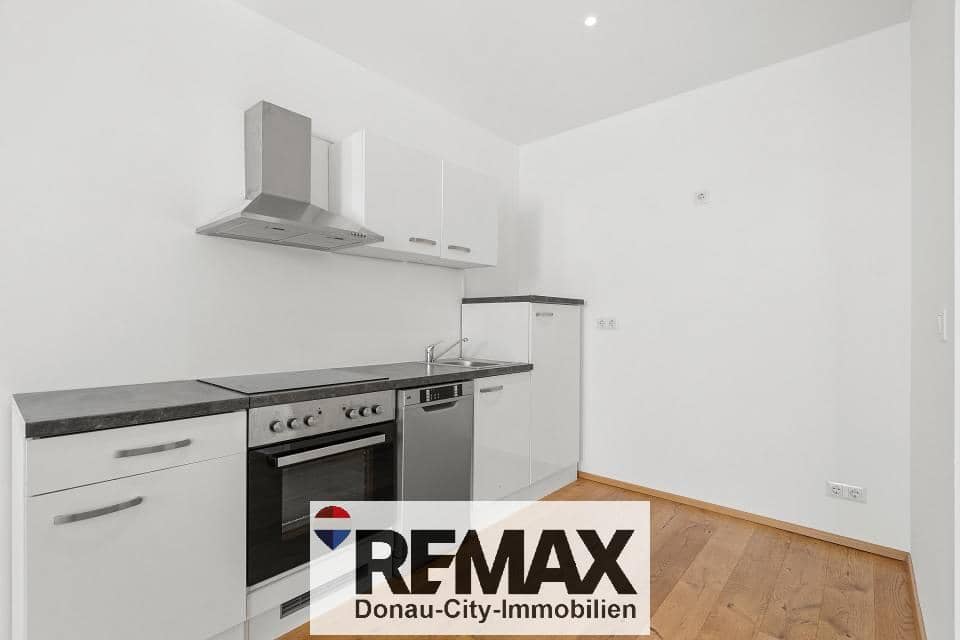 Apartment near Donauzentrum with balcony and lift