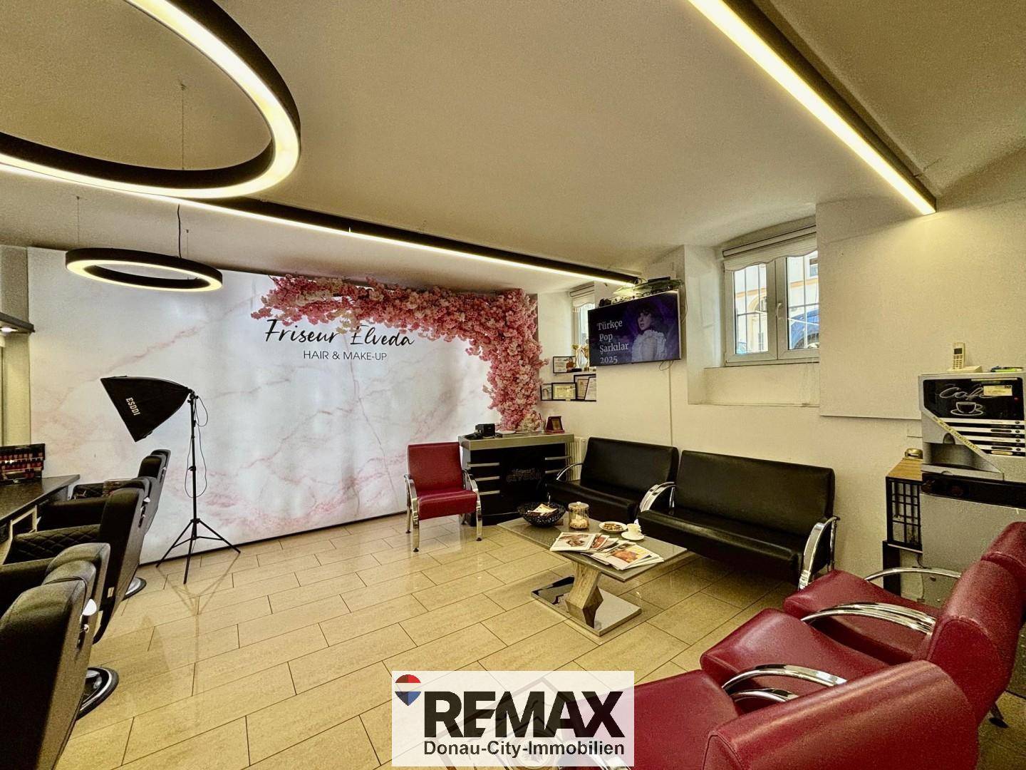 Apartment Established hair salon near Brunnenmarkt with good transport links and modern equipment?