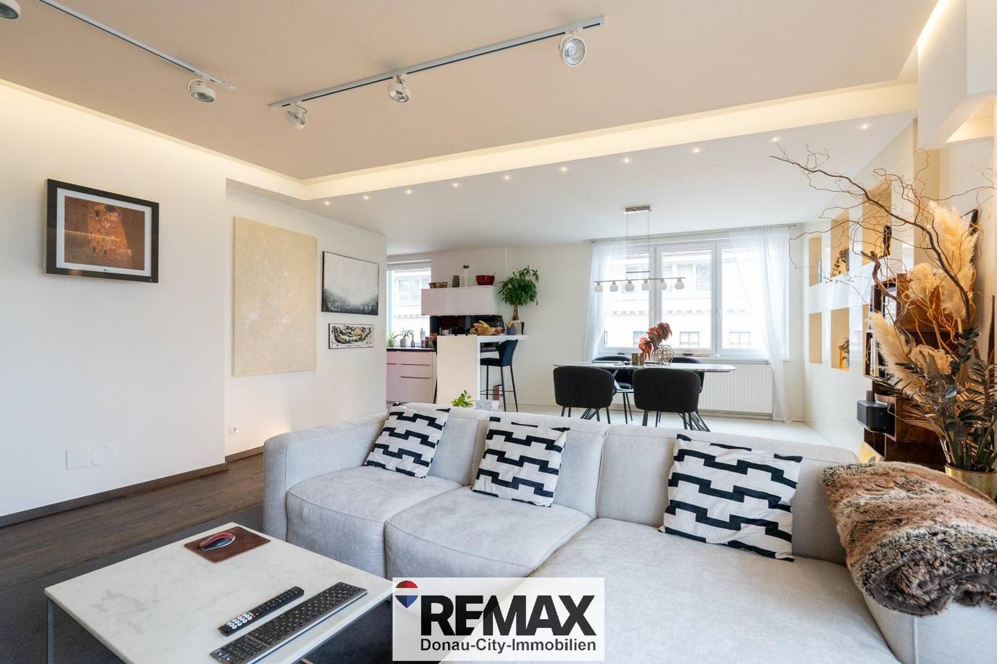 Wohnung with jacuzzi in the bedroom and balconies