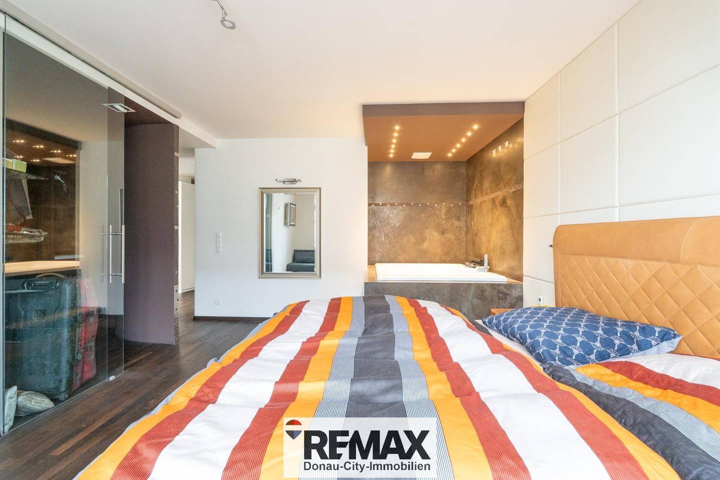 Wohnung with jacuzzi in the bedroom and balconies