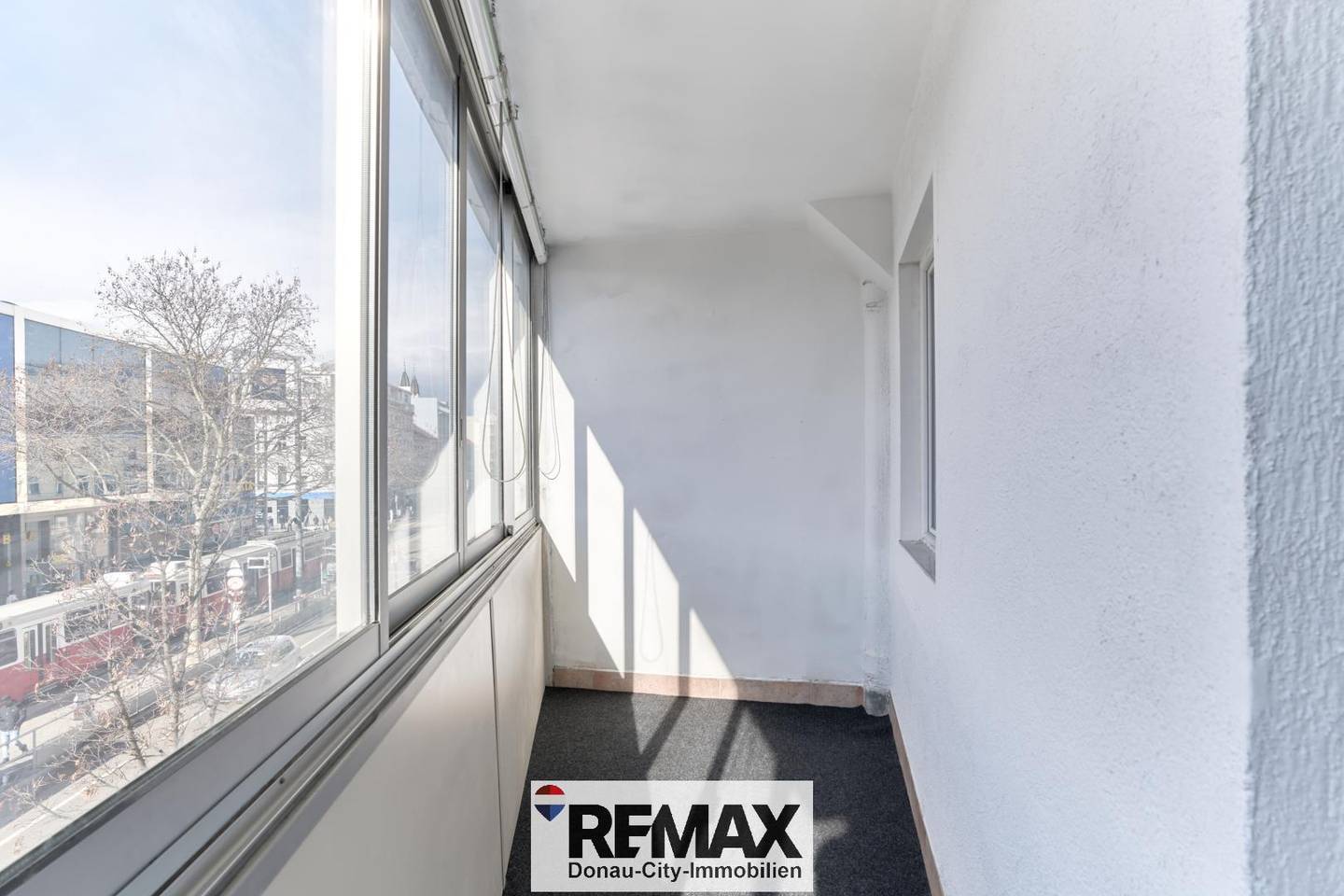 Recently modernized apartment with loggia near U3
