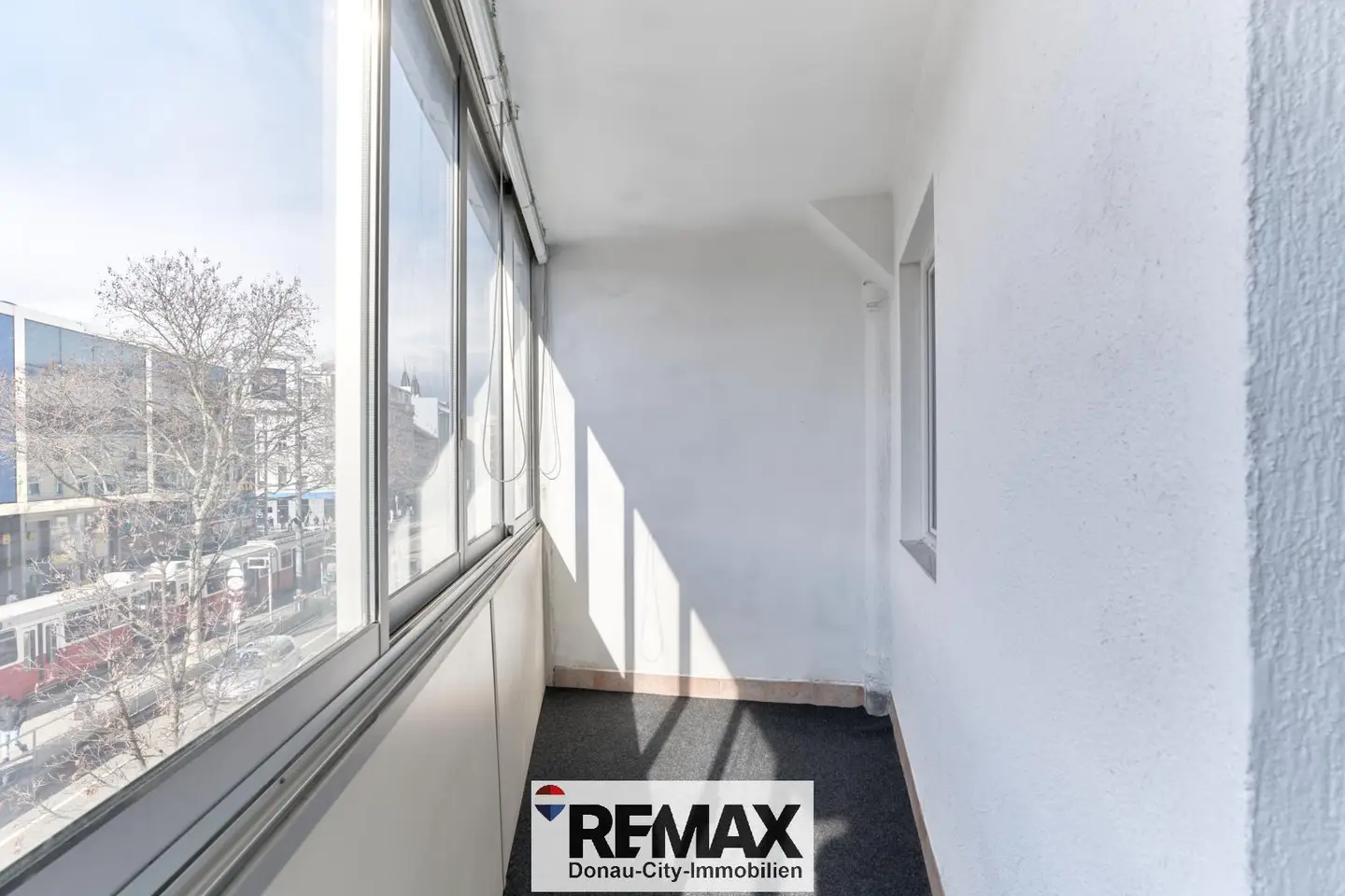 Recently modernized apartment with loggia near U3