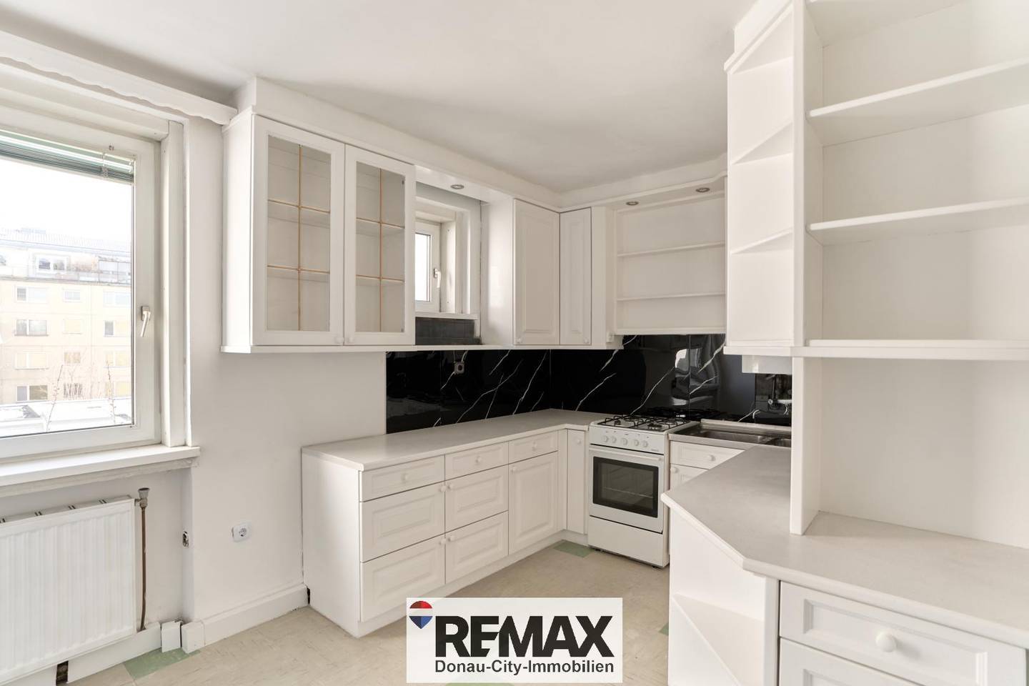 Recently modernized apartment with loggia near U3