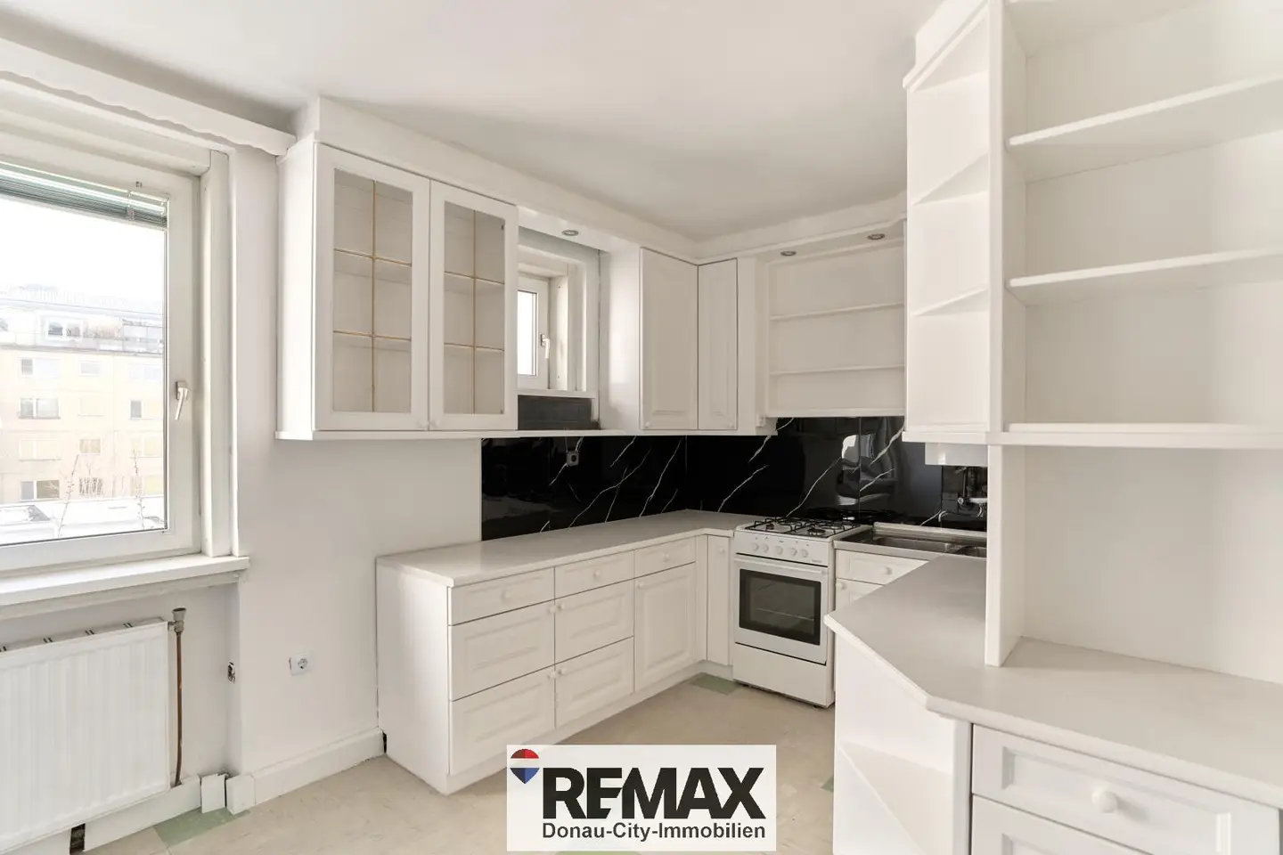 Recently modernized apartment with loggia near U3