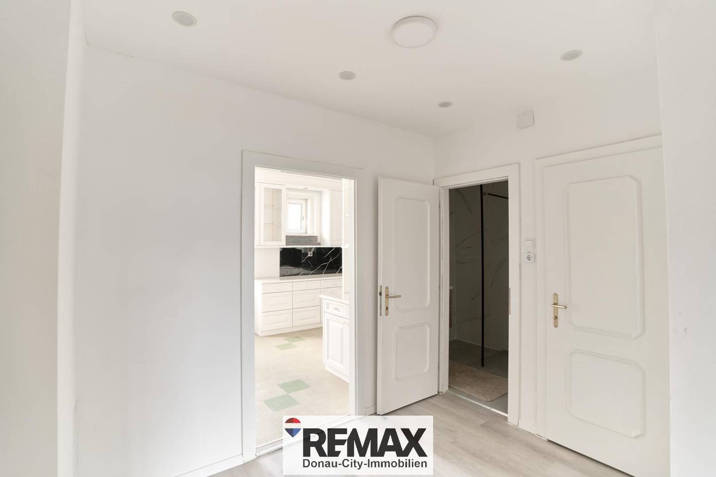 Recently modernized apartment with loggia near U3