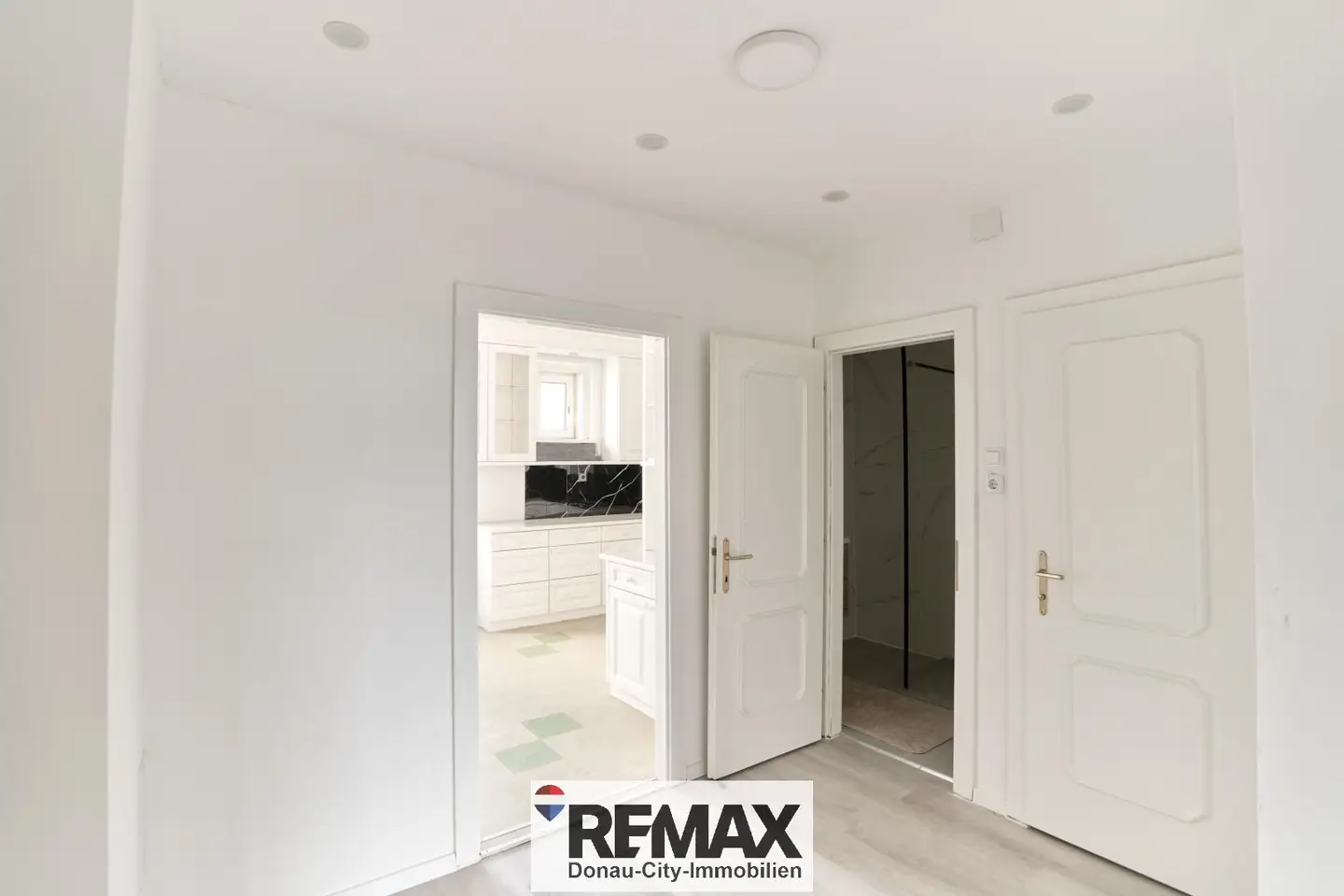 Recently modernized apartment with loggia near U3