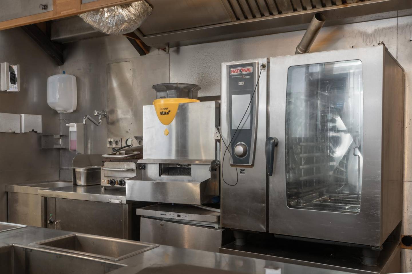 Vielfältige Gastronomie - vollausgestattet, mit 30 Platz Schanigarten, Lager, ABLÖSEFREI, langfristige Pacht