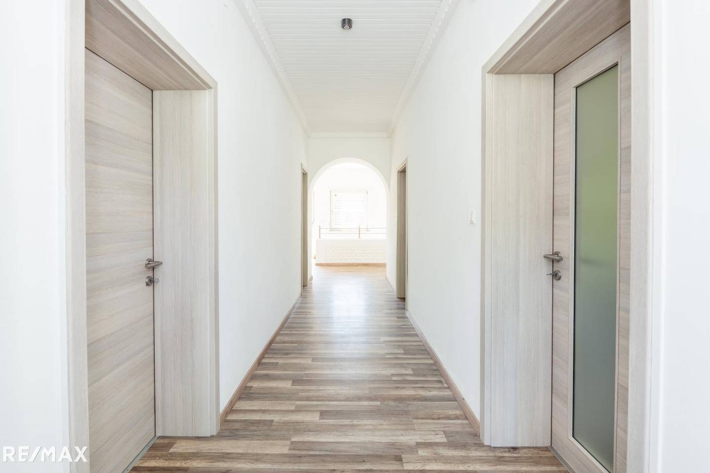 Einfamilienhaus mit großem Grundstück und Nebengebäuden