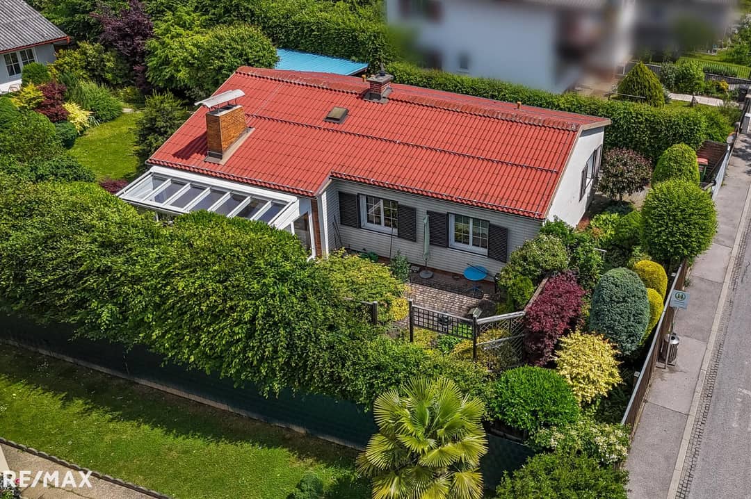 Zwei Einfamilienhäuser auf großzügigem Grundstück in sonniger Lage