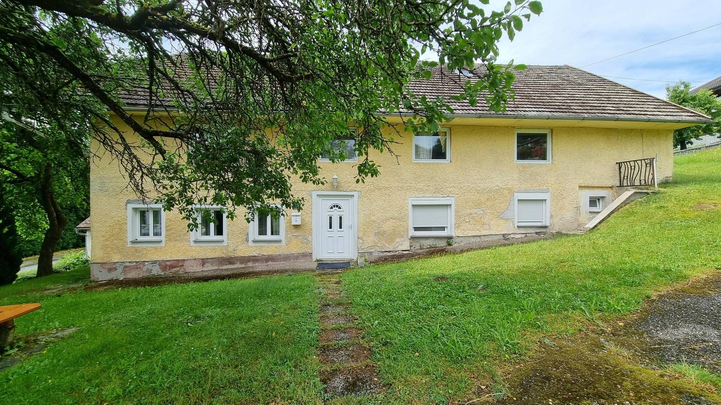 Grundstück in Julbach: 1,9 ha mit zwei Gebäuden, ruhige Lage