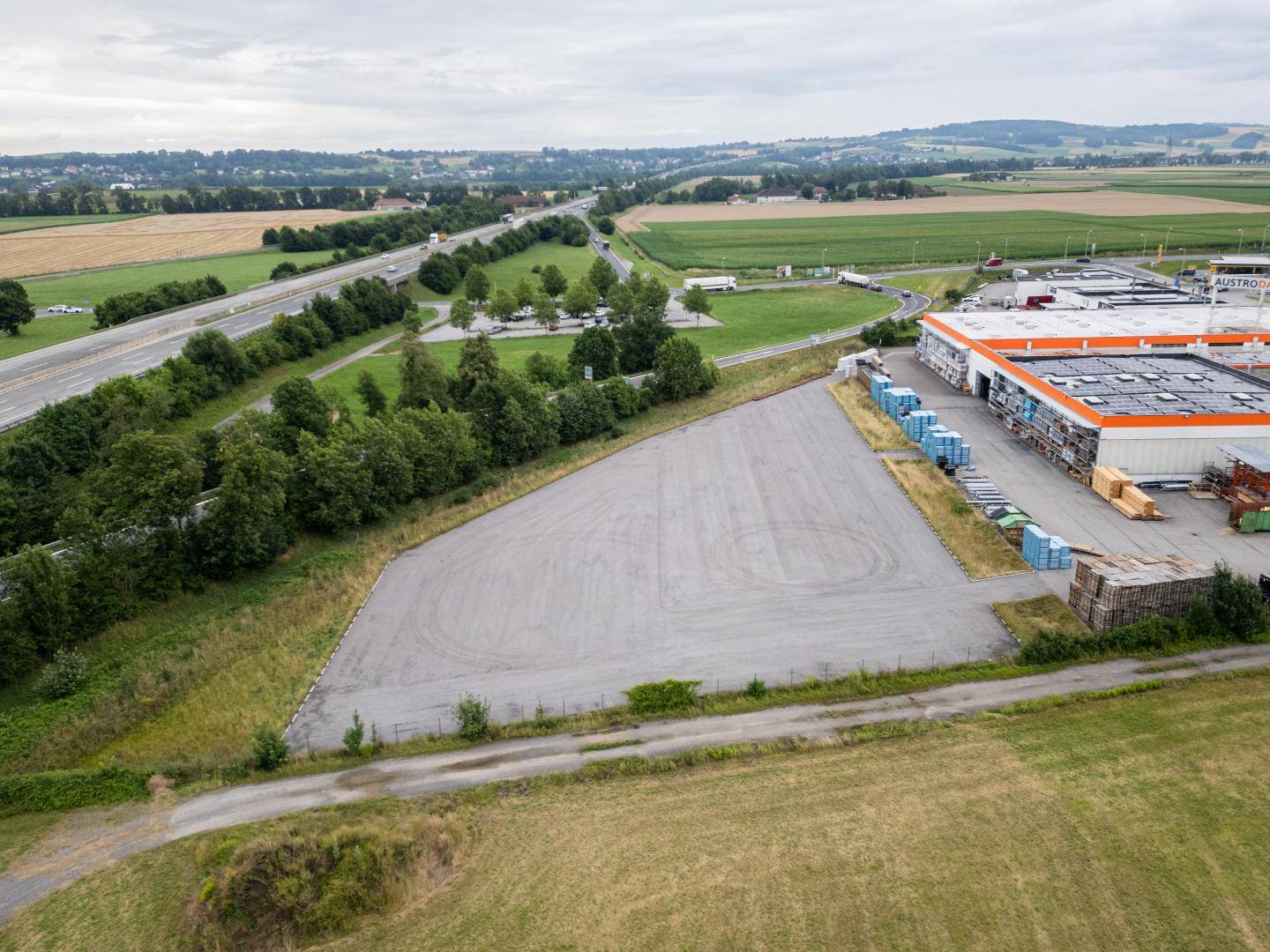 <b>Direkt an der A1 alles Asphaltiert</b>