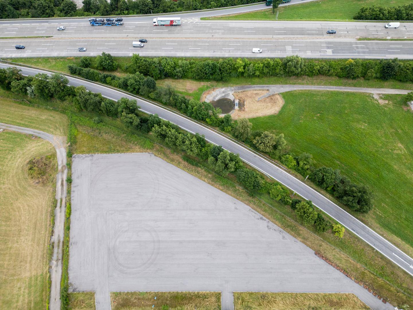 <b>Direkt an der A1 alles Asphaltiert</b>