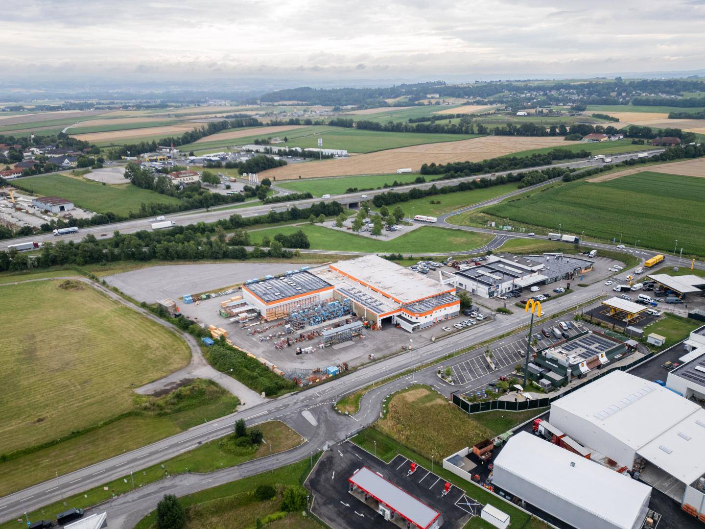 <b>Direkt an der A1 alles Asphaltiert</b>