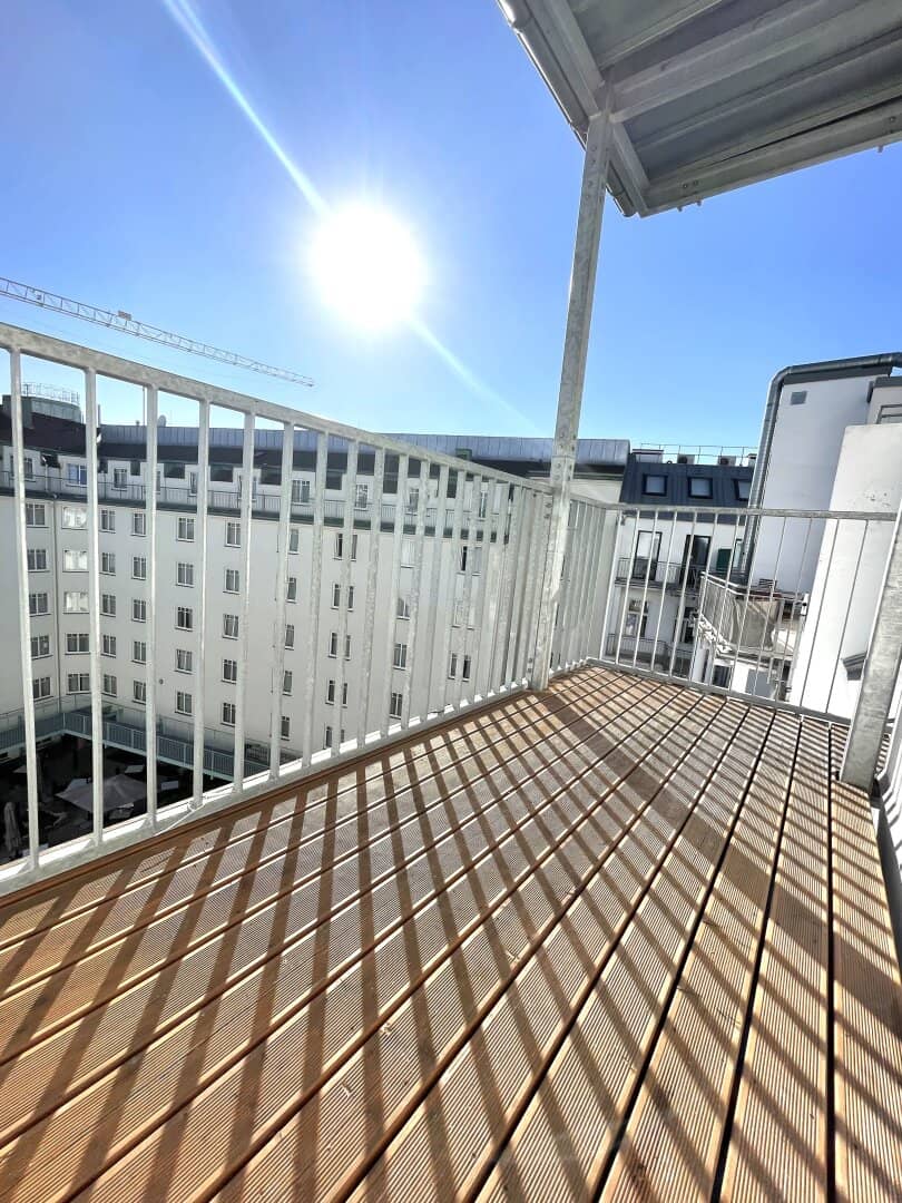 Near Naschmarkt Top renovated 3-room apartment with balcony