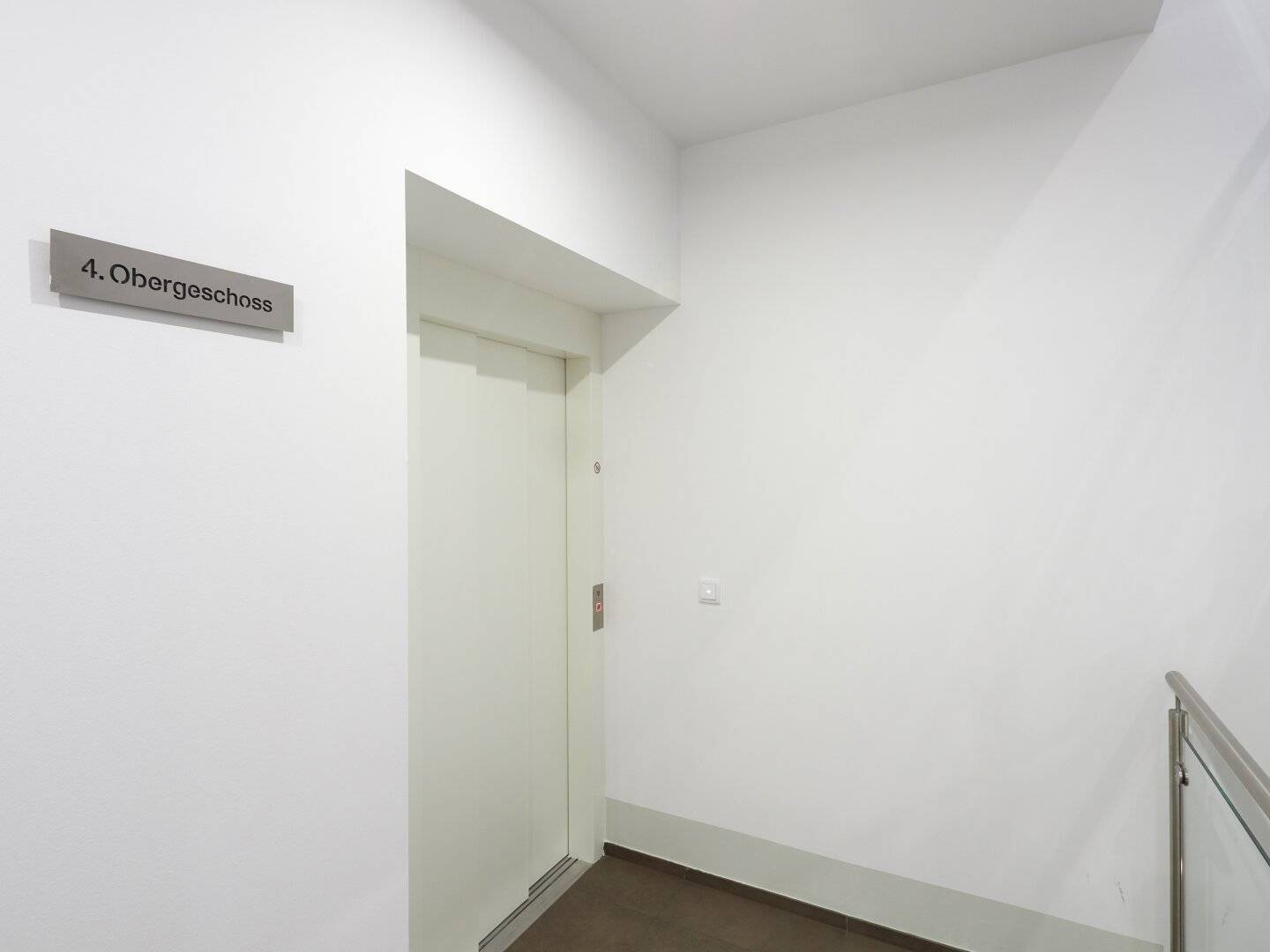 Near Naschmarkt Top renovated 3-room apartment with balcony