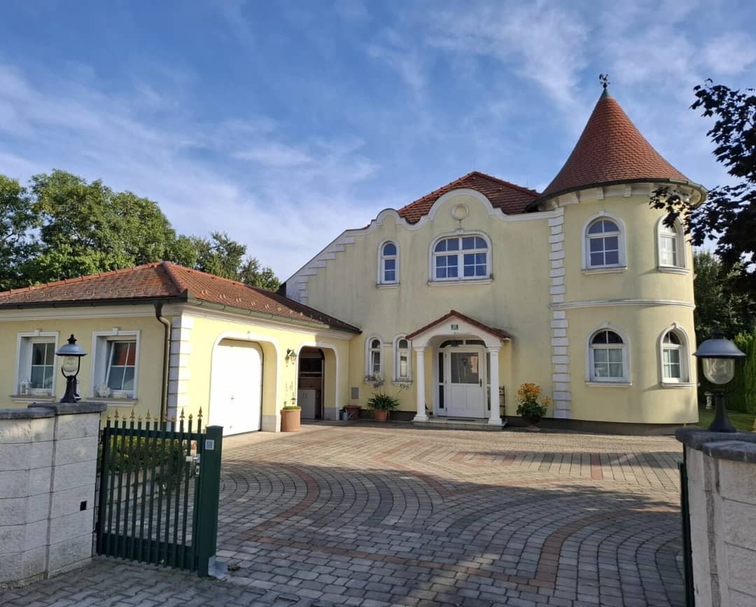 Einfamilienhaus in Markgrafneusiedl mit Natur-Schwimmteich & Garage
