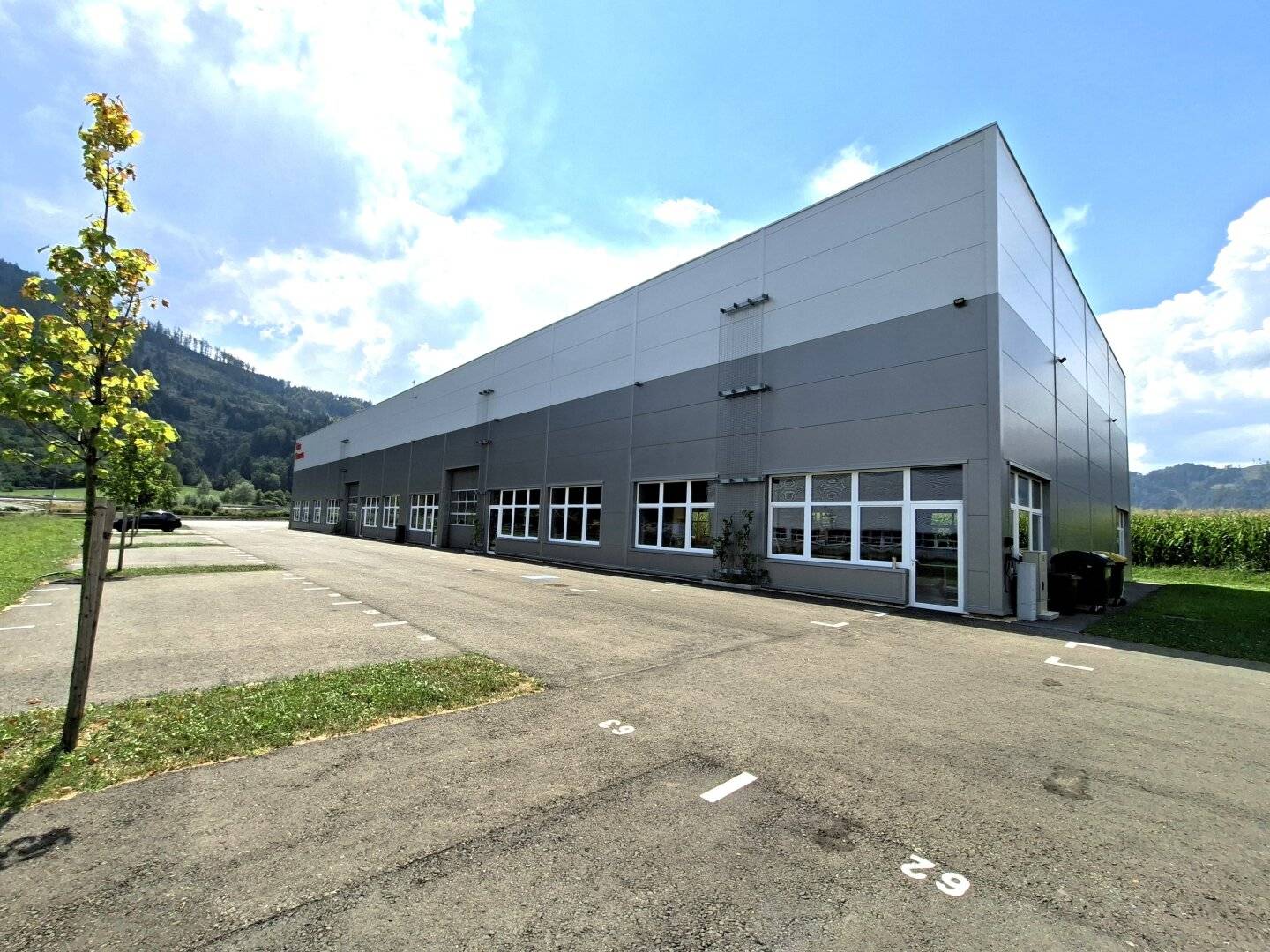 Voll vermietete Hallen für Produktion und Gewerbe in gut erreichbarer Lage, Autobahnnähe