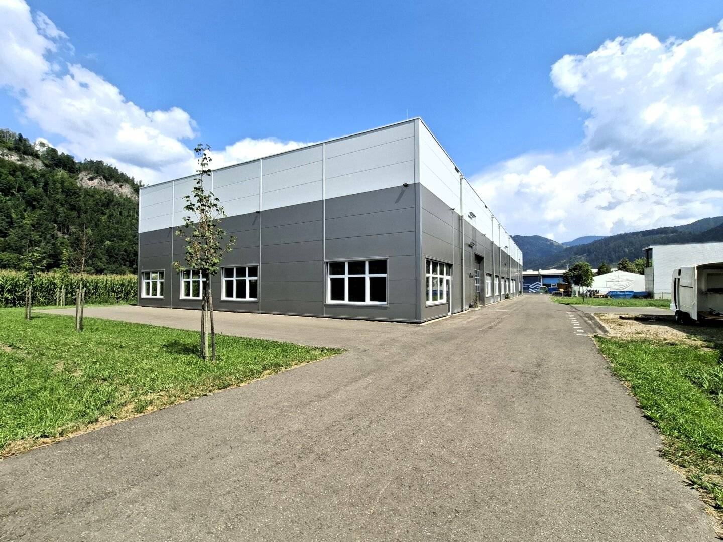 Voll vermietete Hallen für Produktion und Gewerbe in gut erreichbarer Lage, Autobahnnähe