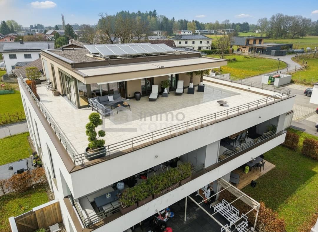 Penthouse with large terrace and mountain views