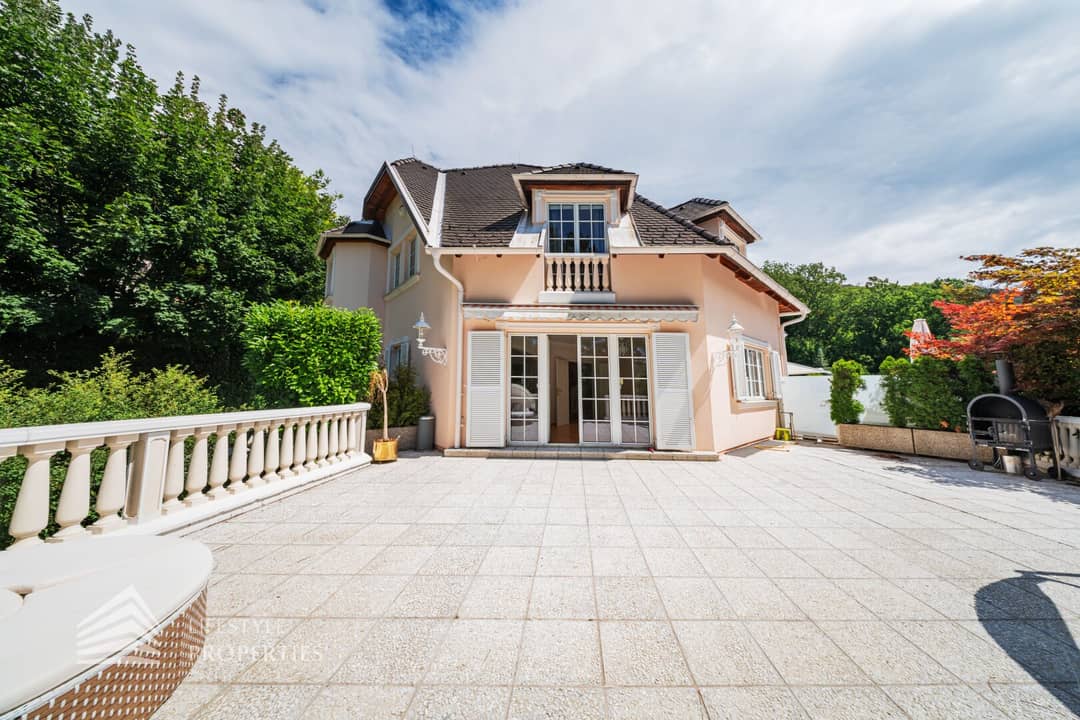 Elegantes Haus mit Terrasse und Garten