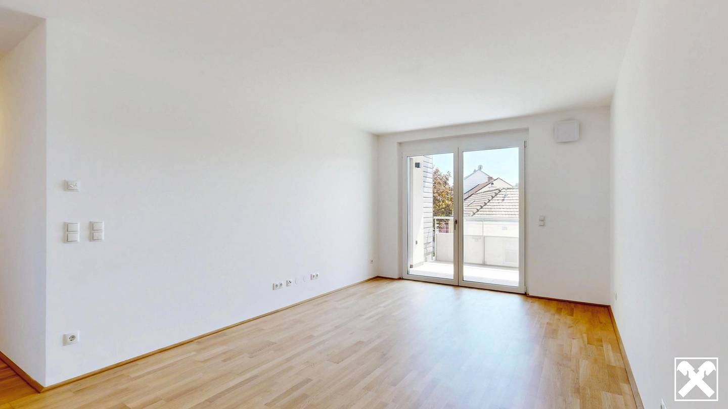 Apartment with loggia near train station and garden
