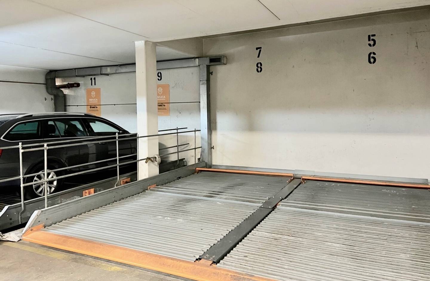 Car stack parking in Schlagergasse/Severingasse near Volksoper and WUK