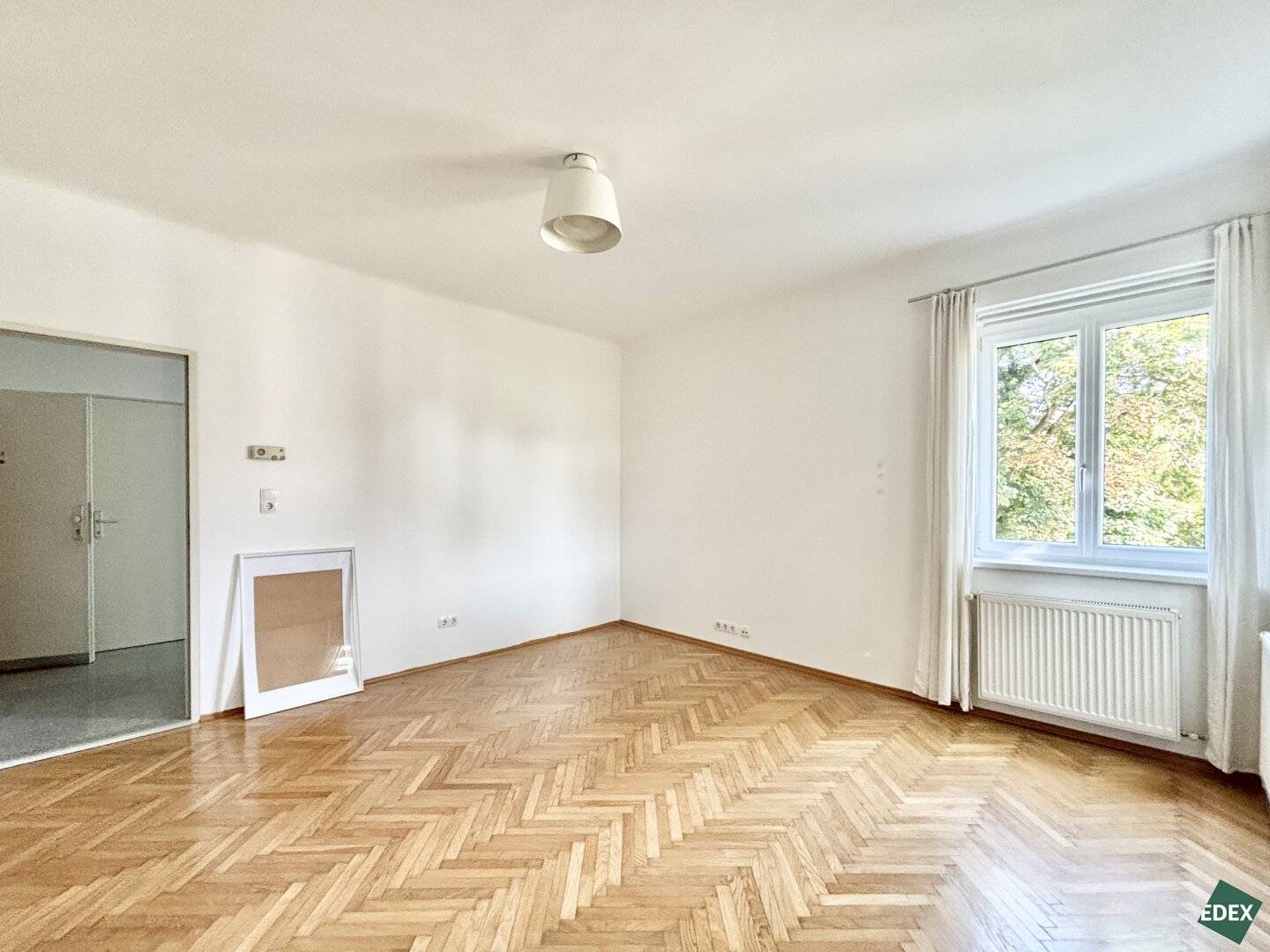 Perfect single apartment with separate kitchen in a green setting in Hietzing